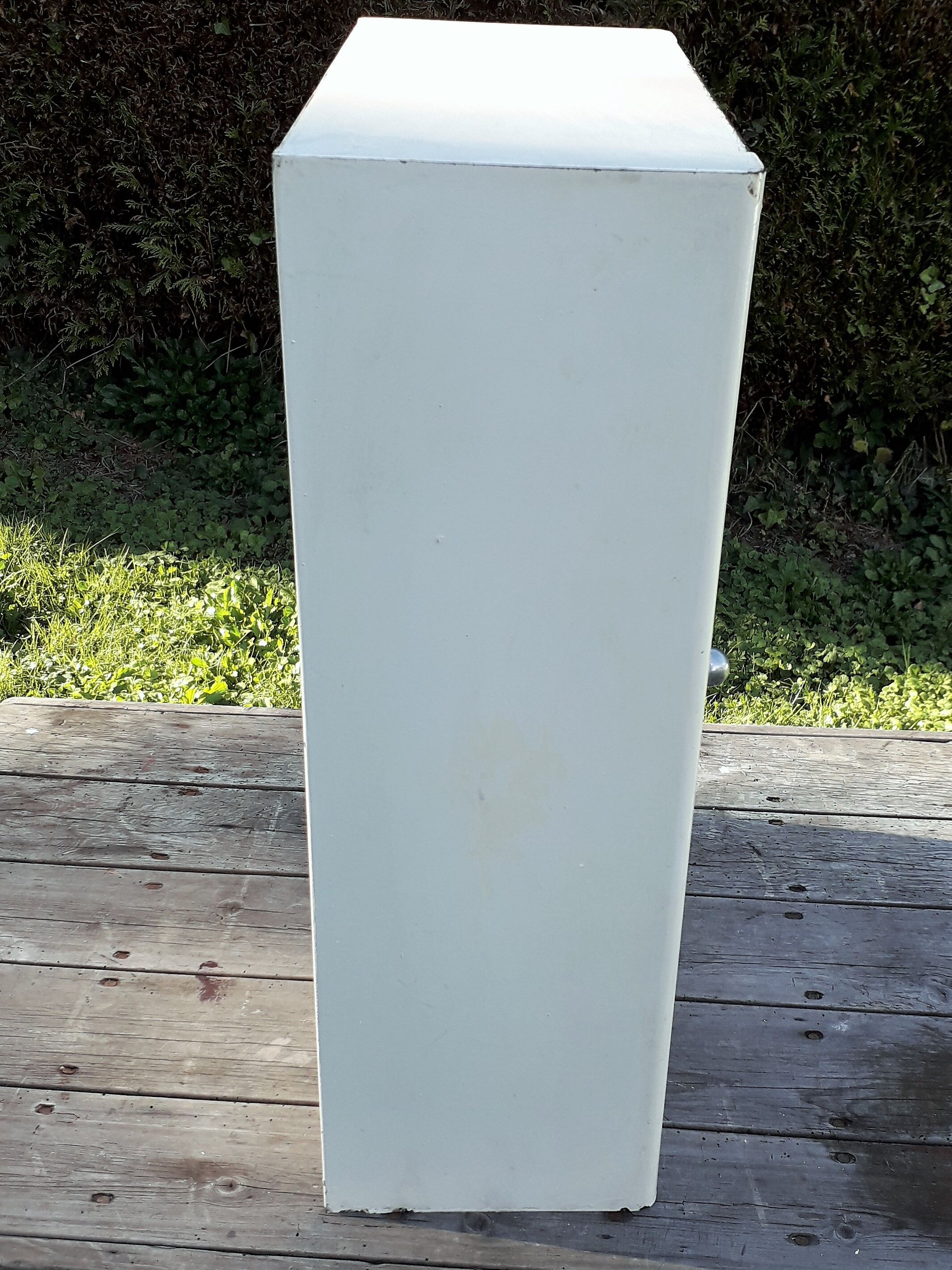 Old bathroom wardrobe in sheet metal of the 50s