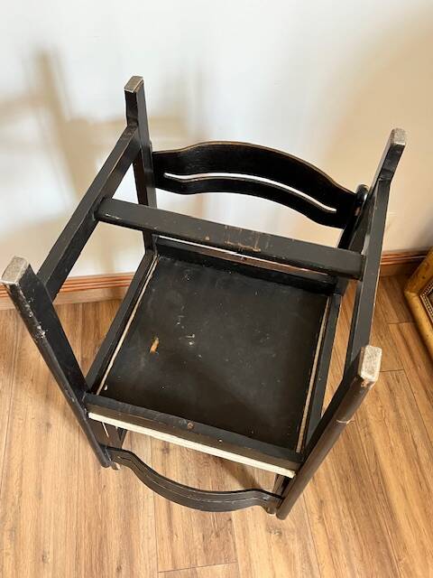 Paire de chaises noires + simili blanc