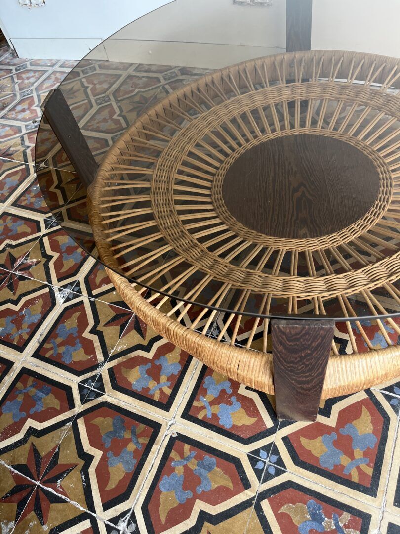 Table basse en verre fumé et rotin