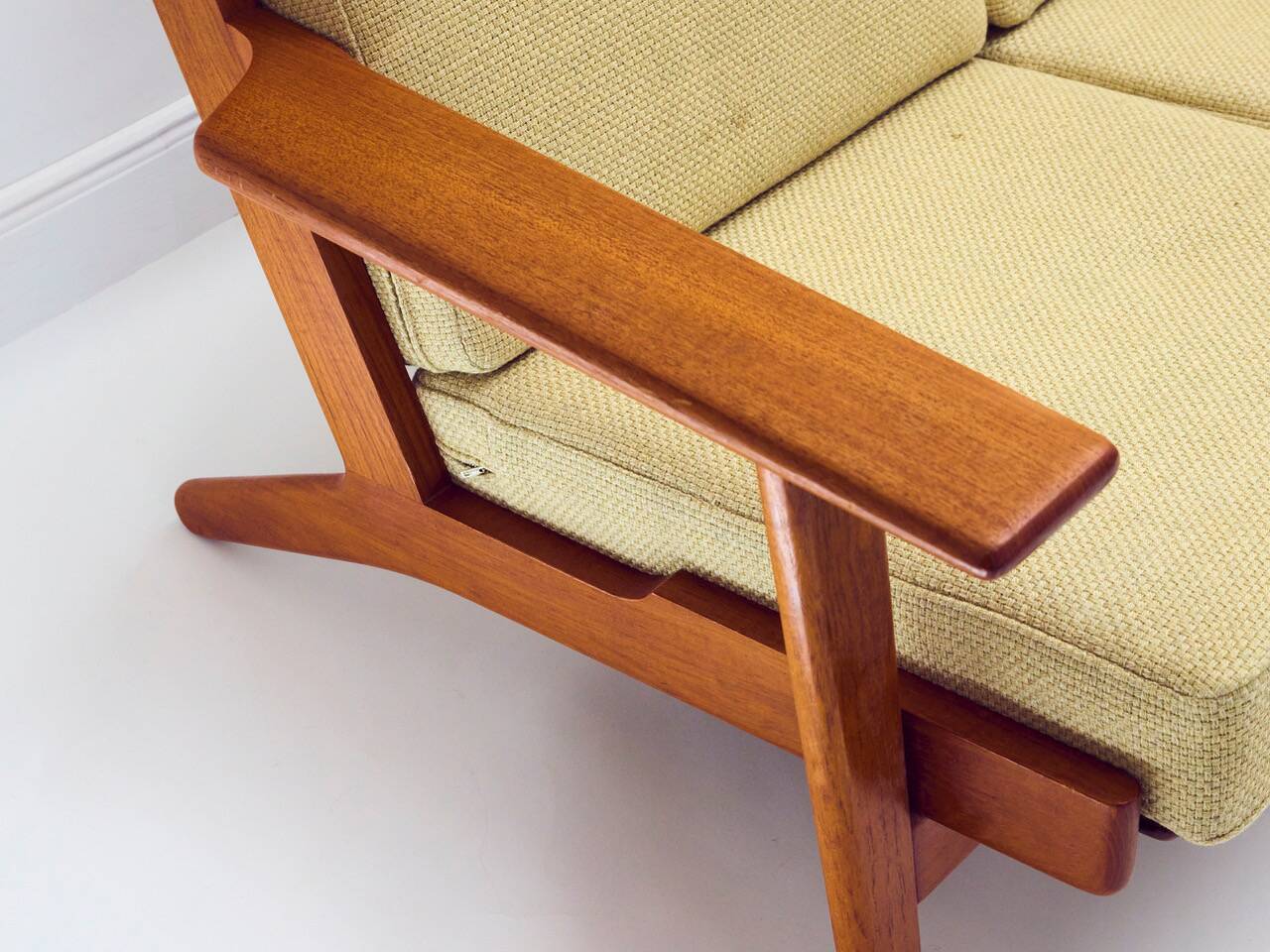 3 seater sofa by Hans Wegner for Getama, modell GE 290 in teak