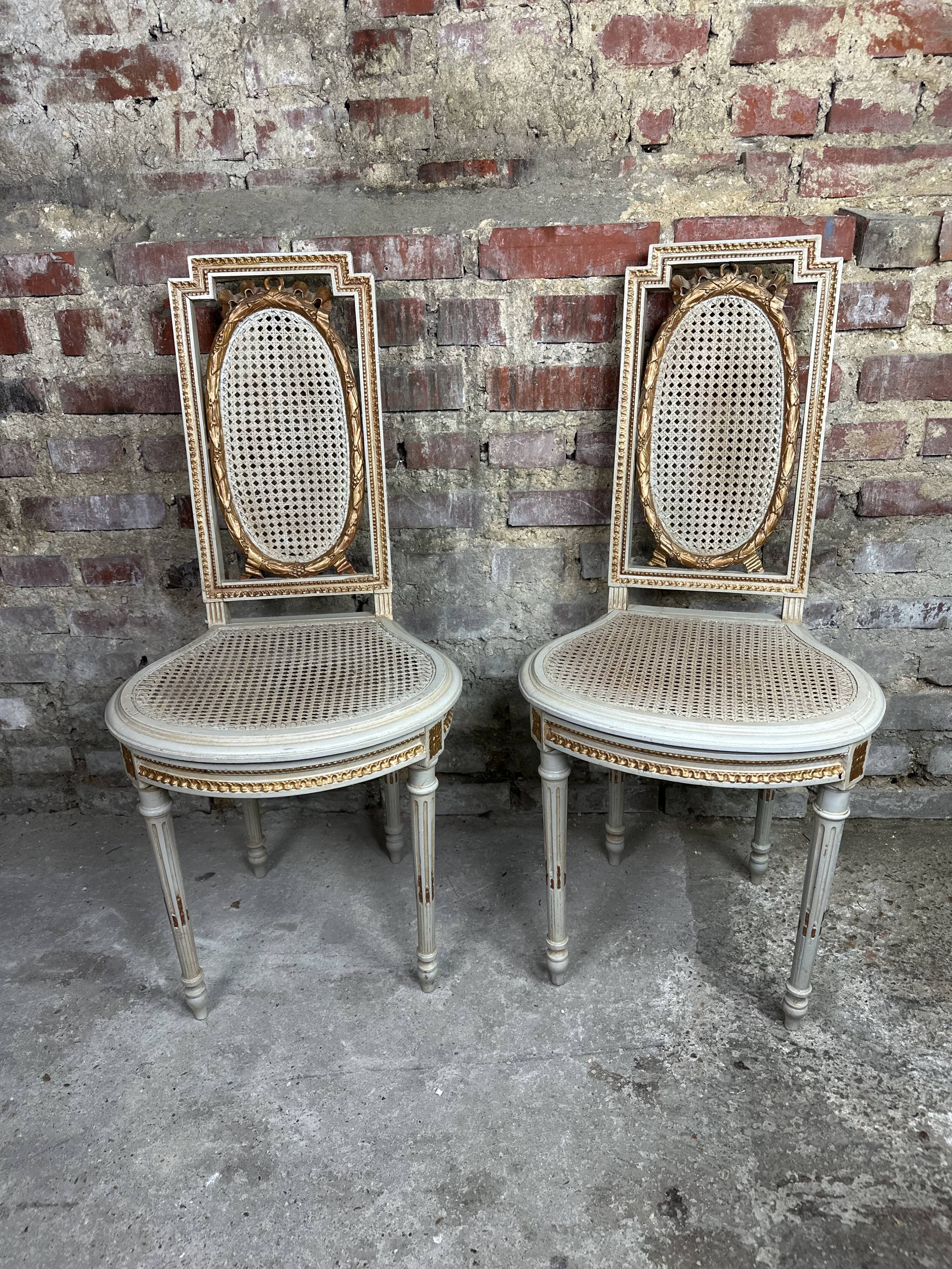 Chaises cannées de style Louis XV patinées gris et doré