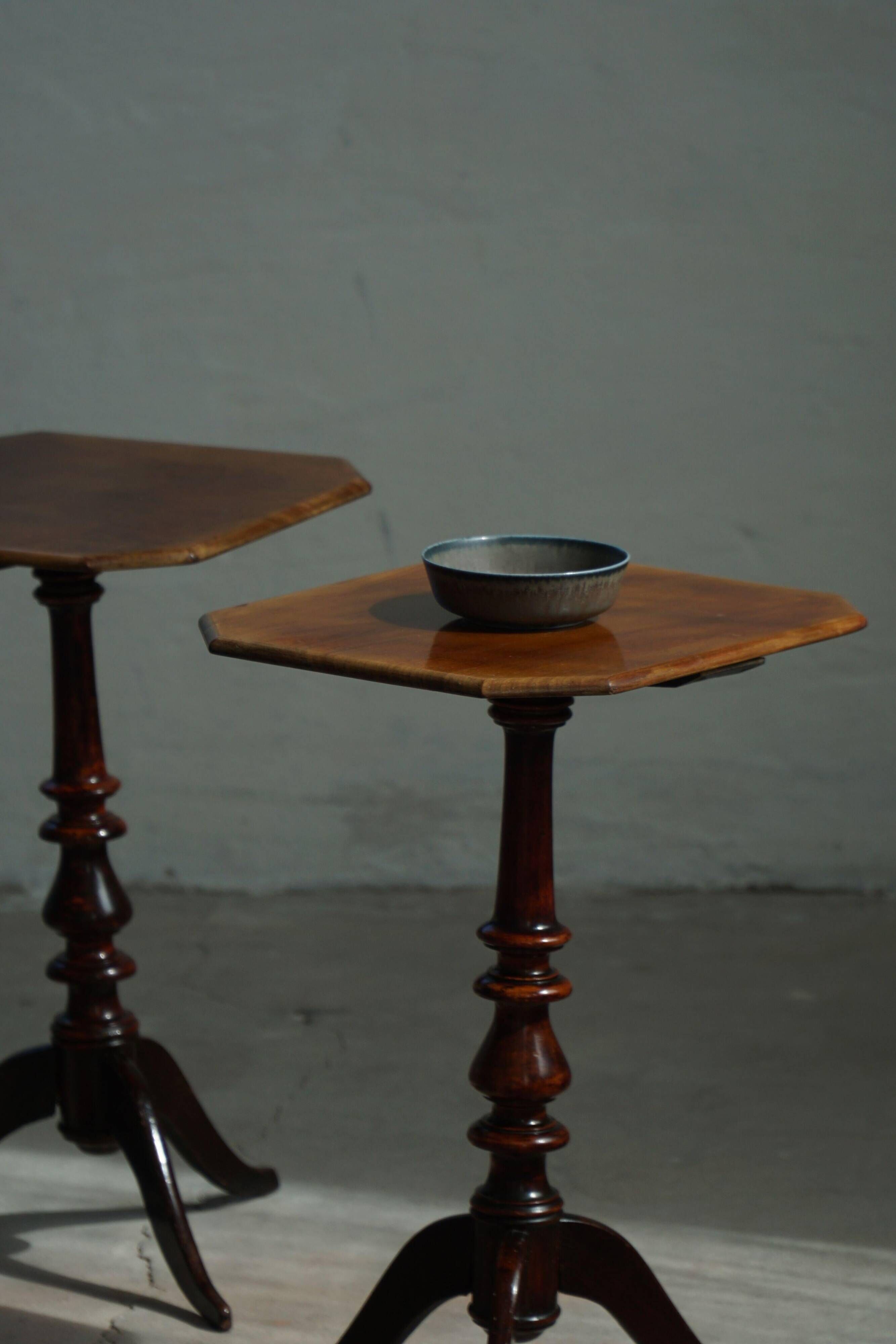 Pair of English side tables / pedestals, walnut wood, mid-century, 1940s.
