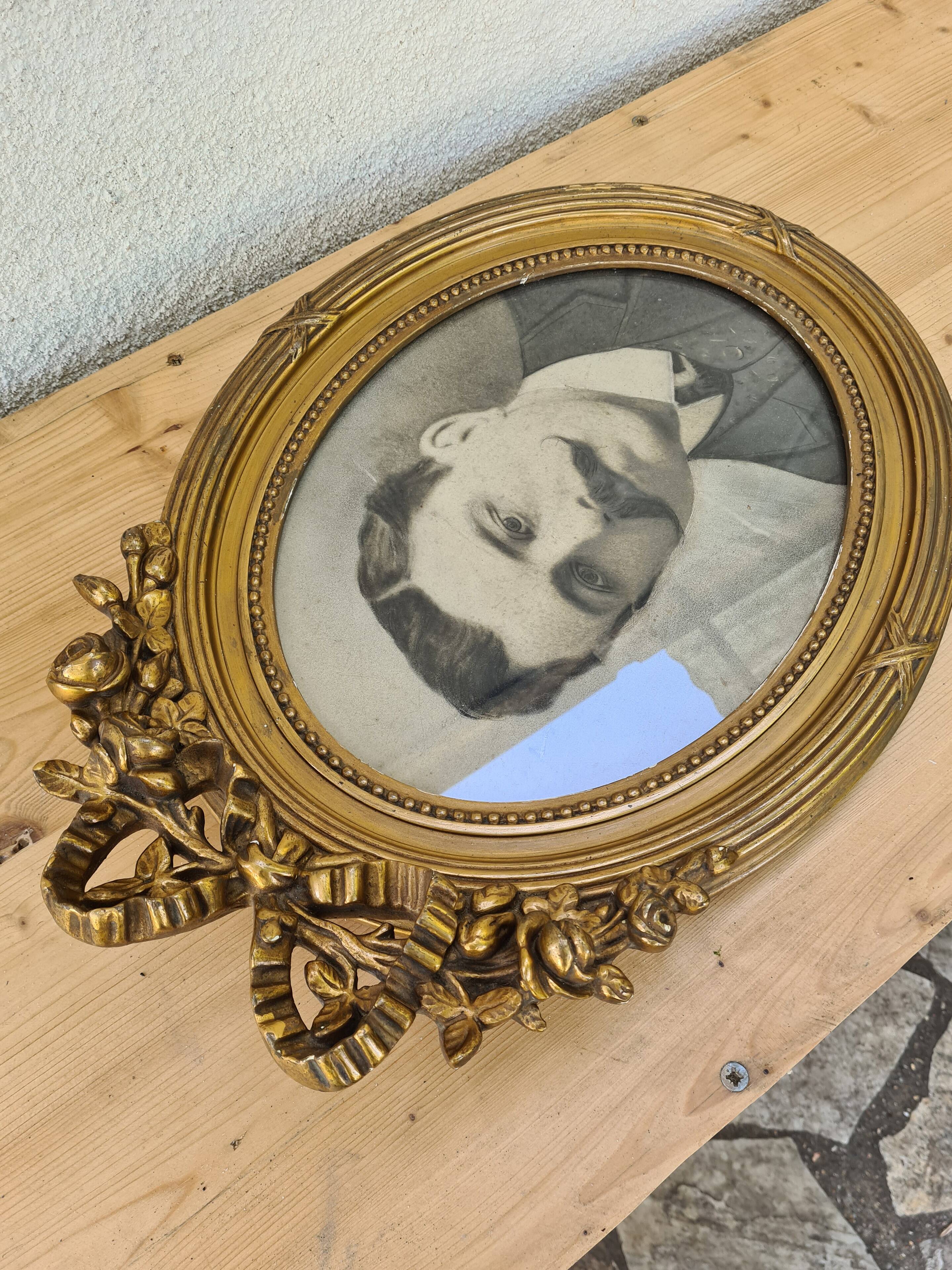 Antique medallion frame in gilded stucco with its period portrait.