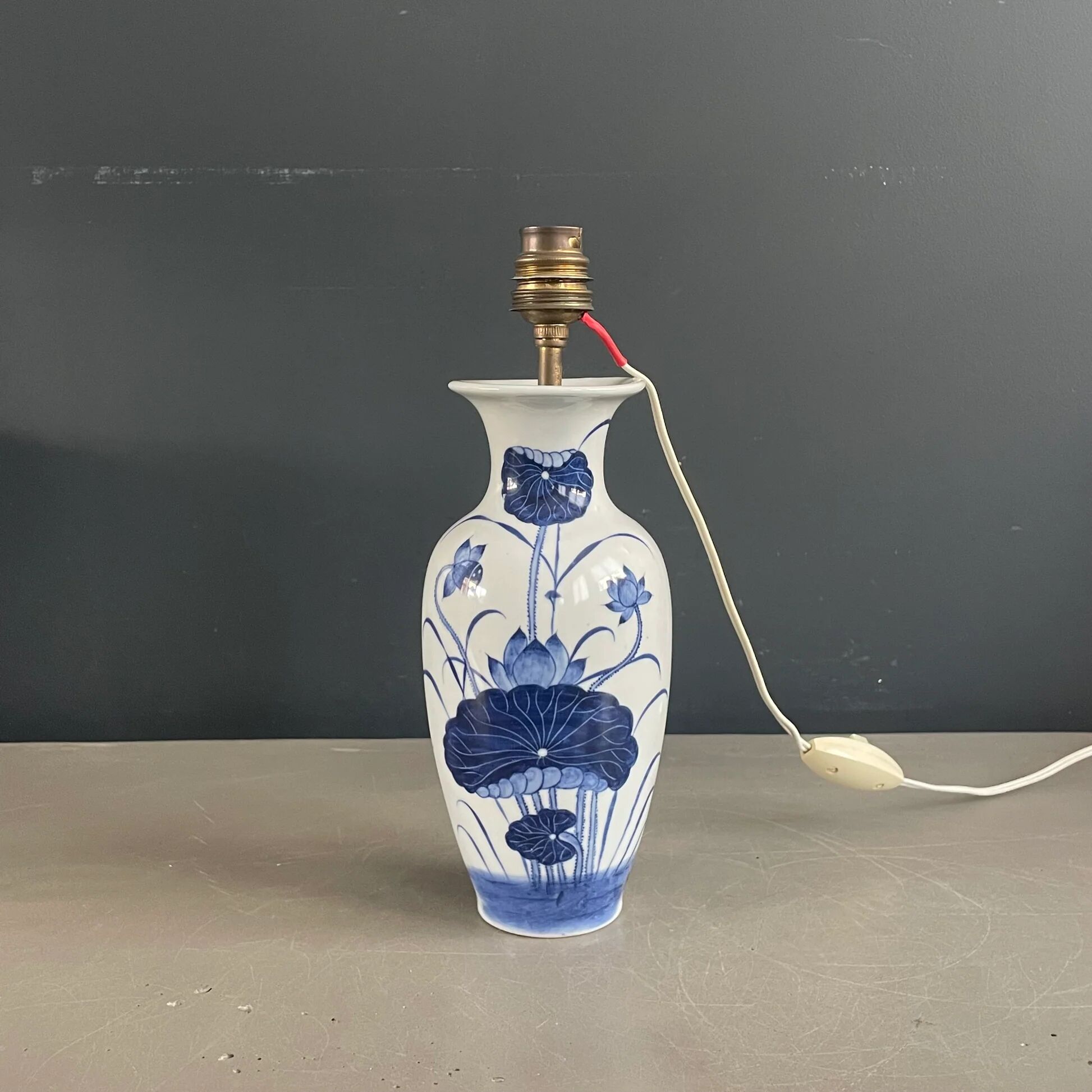 Asian lamp base made of hand-painted porcelain.