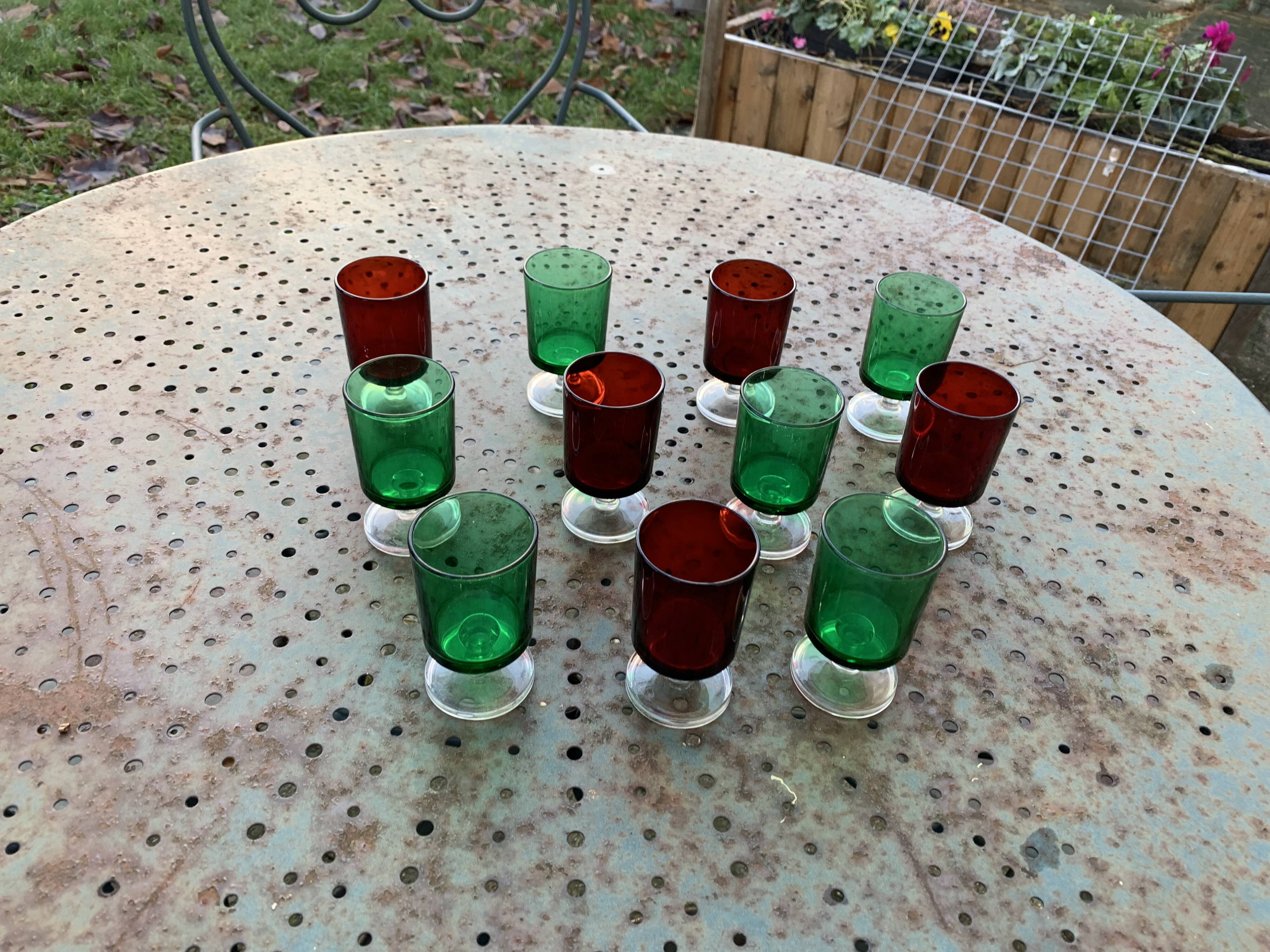 11 wine or aperitif glasses, 6 green and 5 red vintage 1970