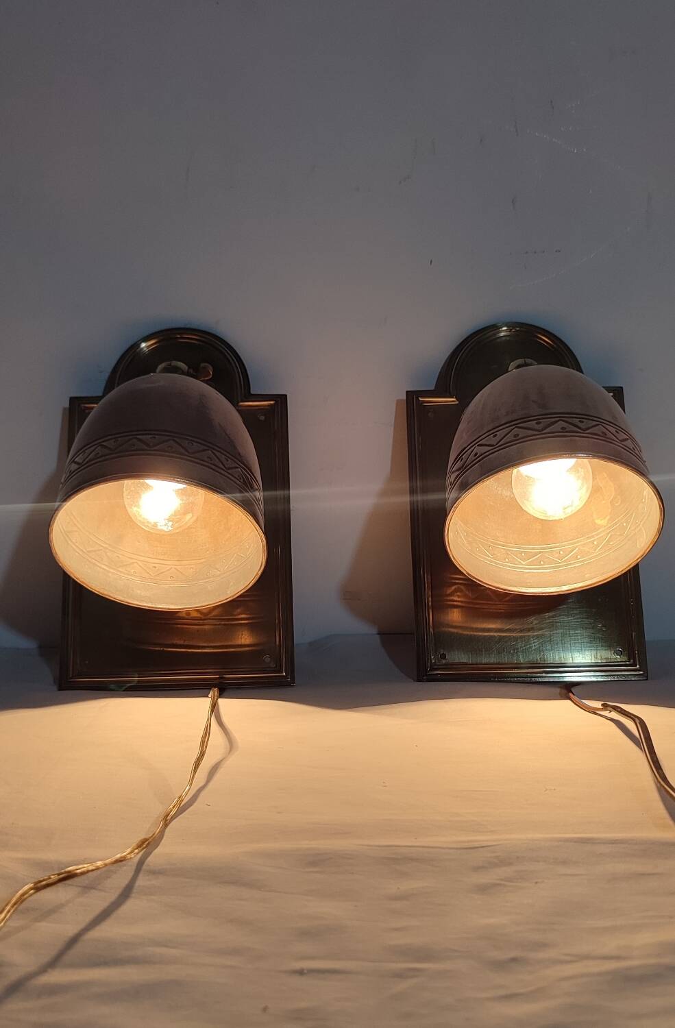 Par de apliques de bronce. España, 1950s.