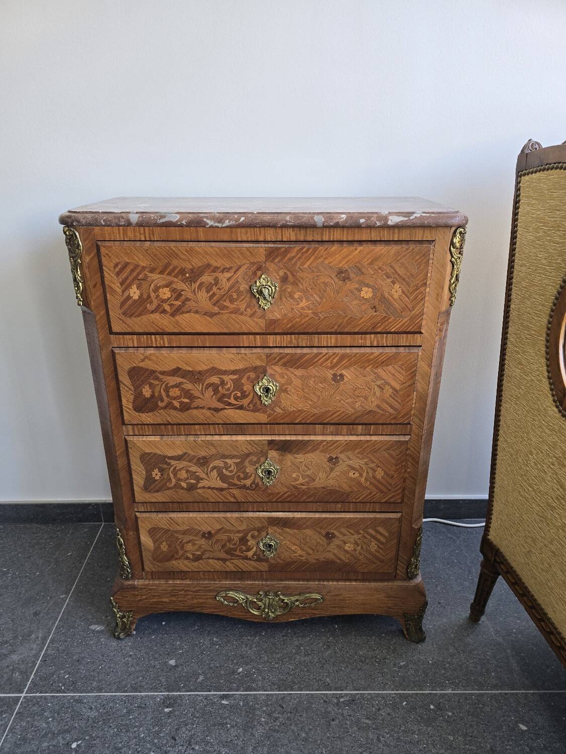 Louis XV chest of drawers in marquetry and gilded bronze - Marble top