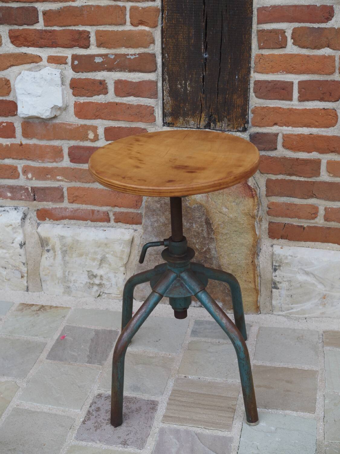 Tabouret industriel d’usine métal et bois
