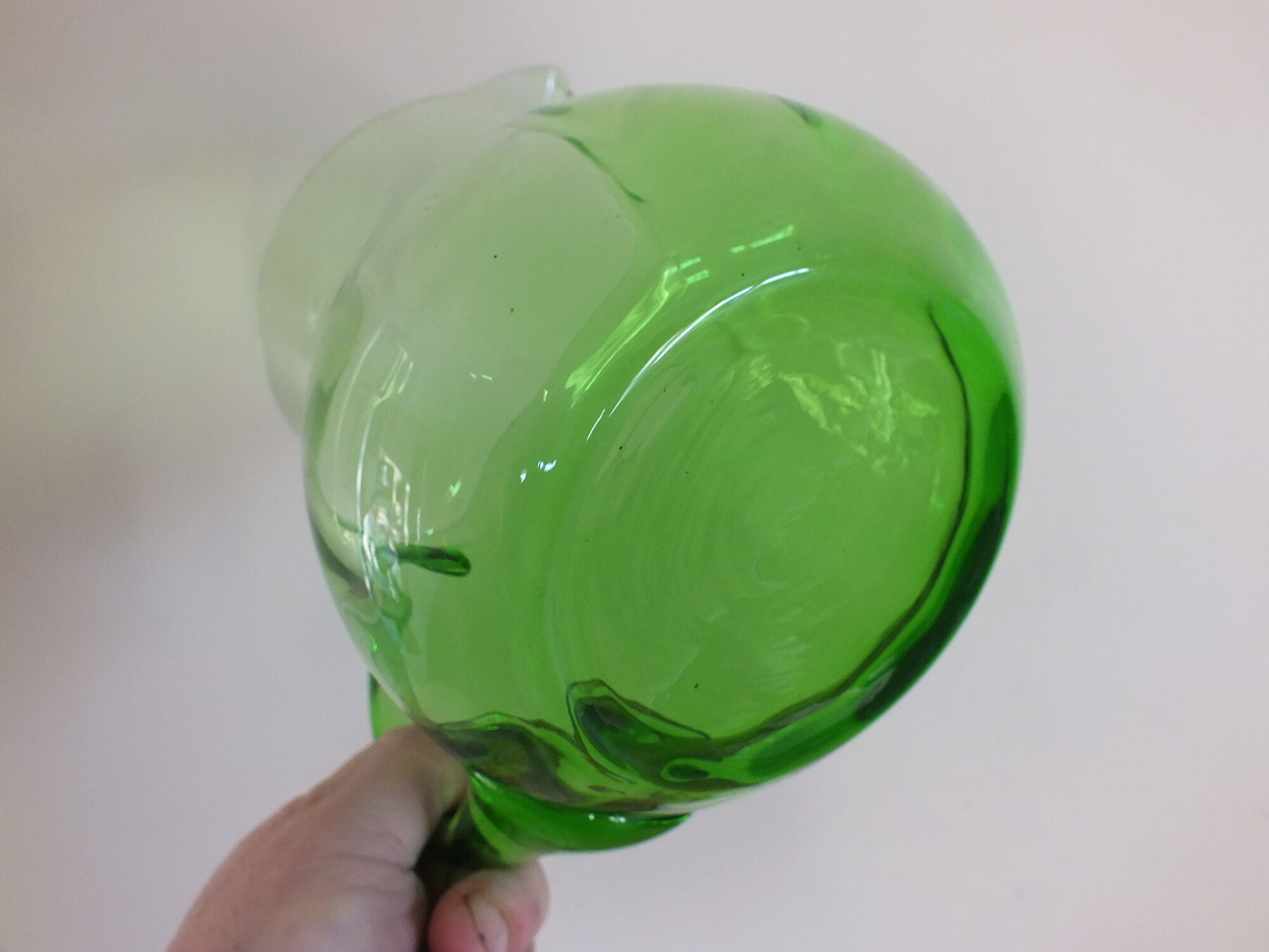 Pichet ou broc à eau en verre ouraline couleur vert ancien