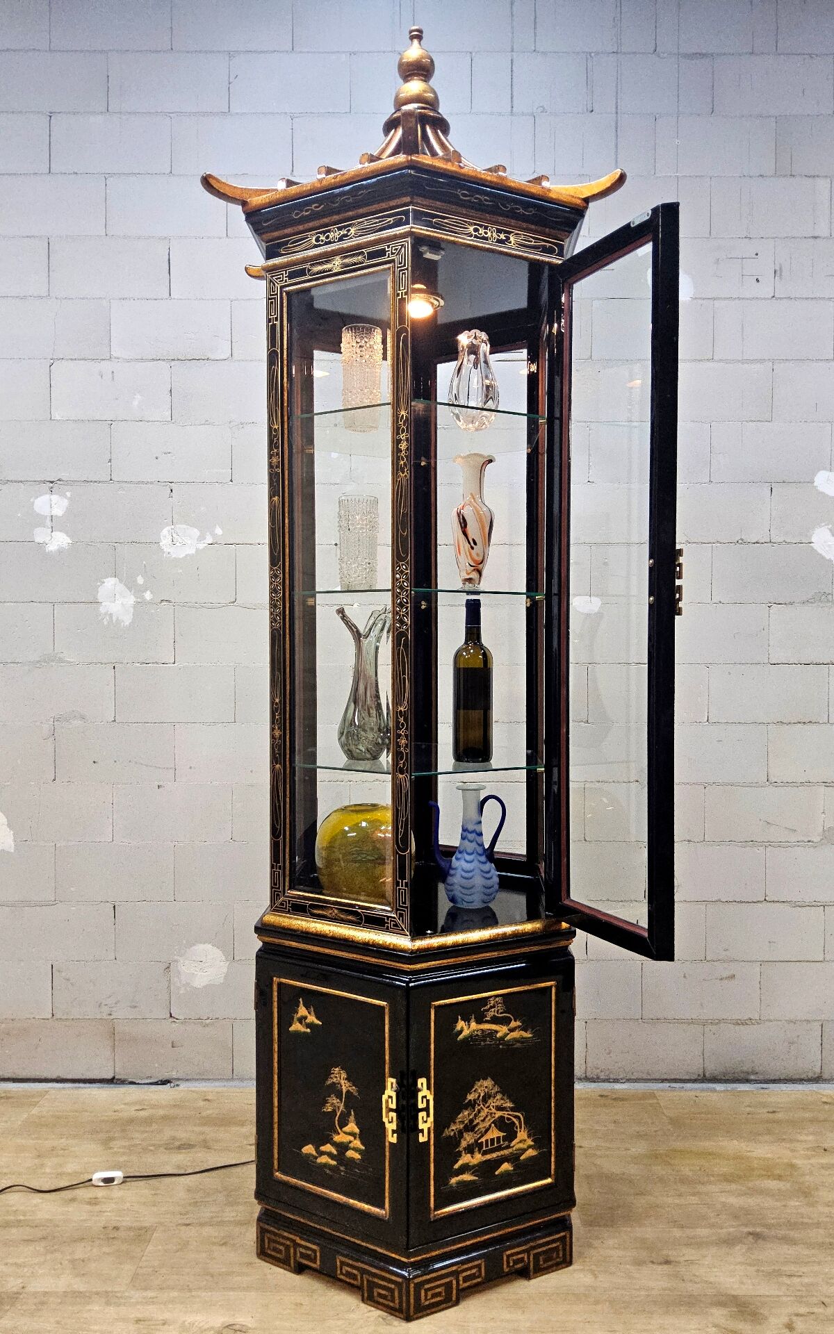 Vitrine chinoise avec toit en pagode et éclairage (asiatique)