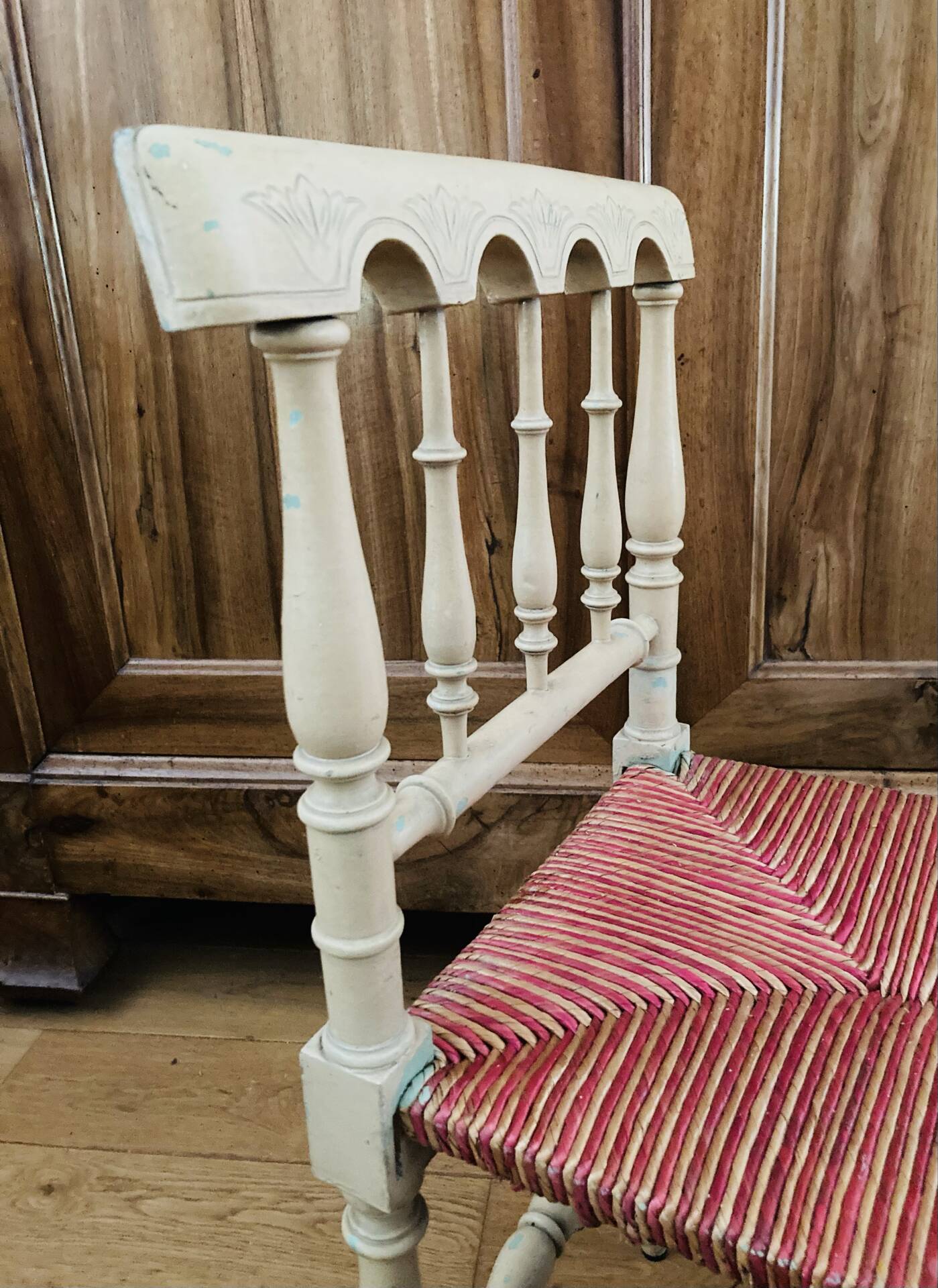 Banquette époque fin XIXe assise en paille colorée structure rechampie