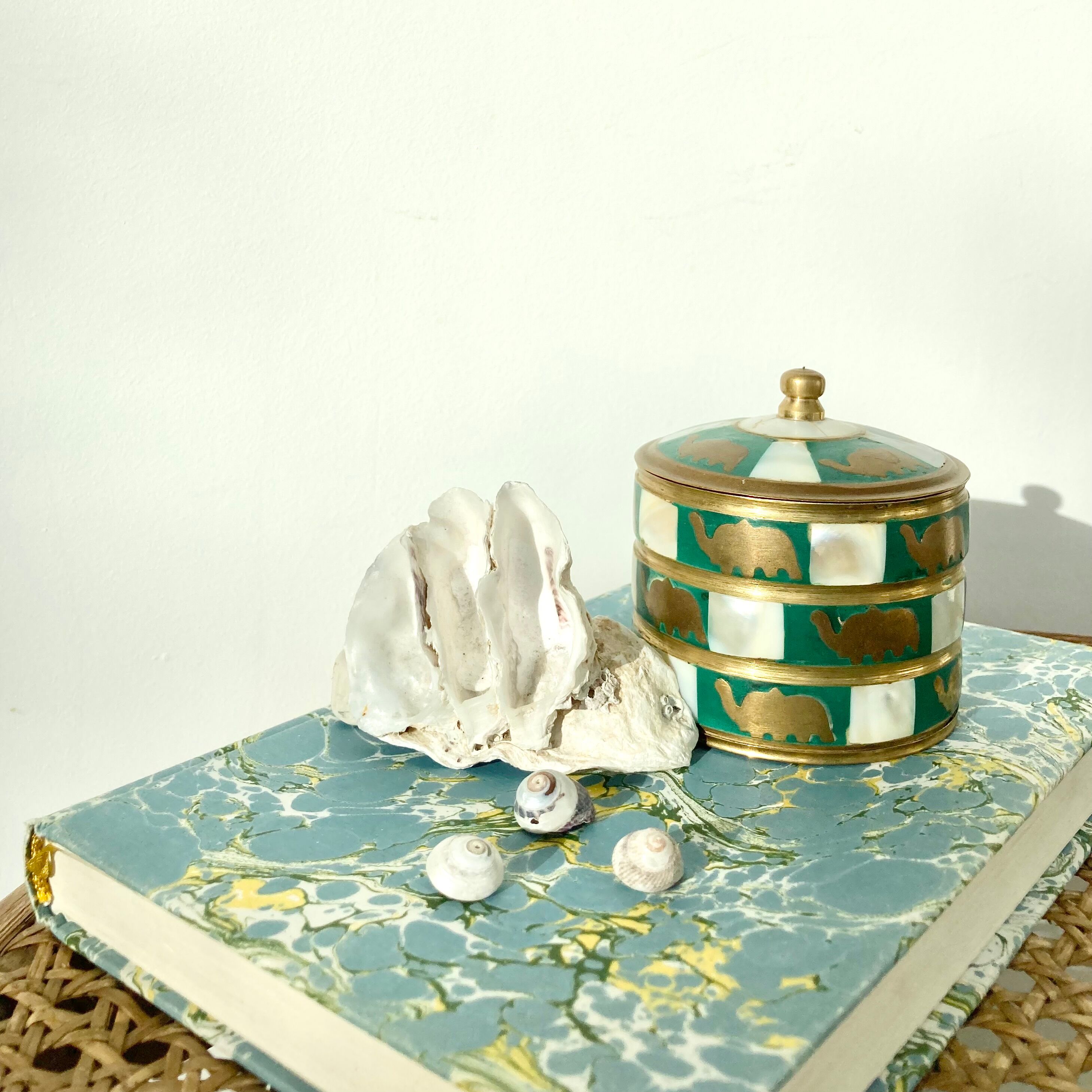 Boîte nacre et laiton