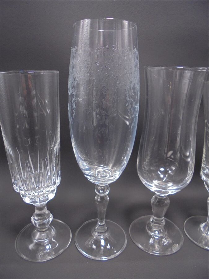 Ensemble dépareillé de 6 flûtes à champagne