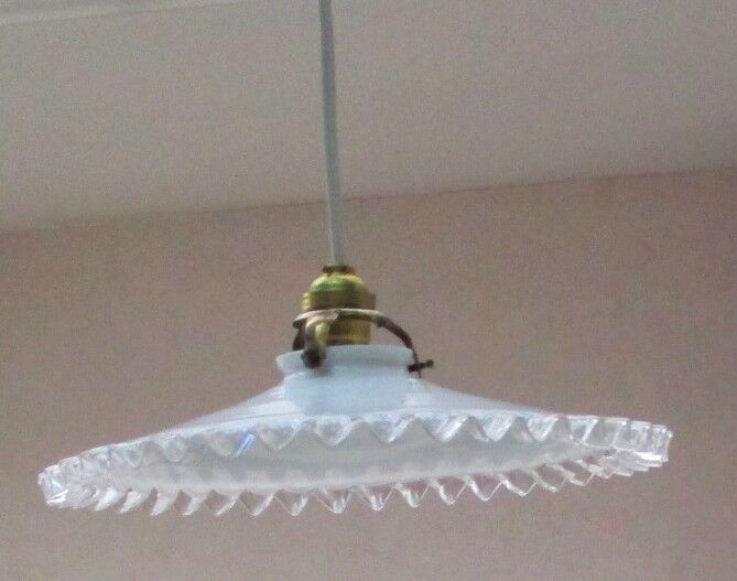 Suspension with serrated opaline lampshade