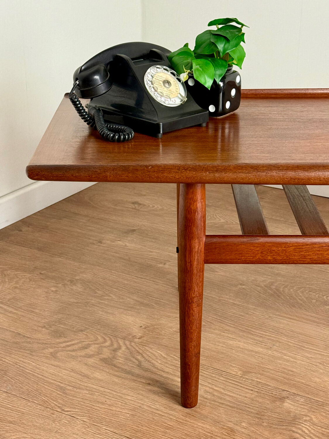 Table basse scandinave attribuée à Grete Jalk – Années 60