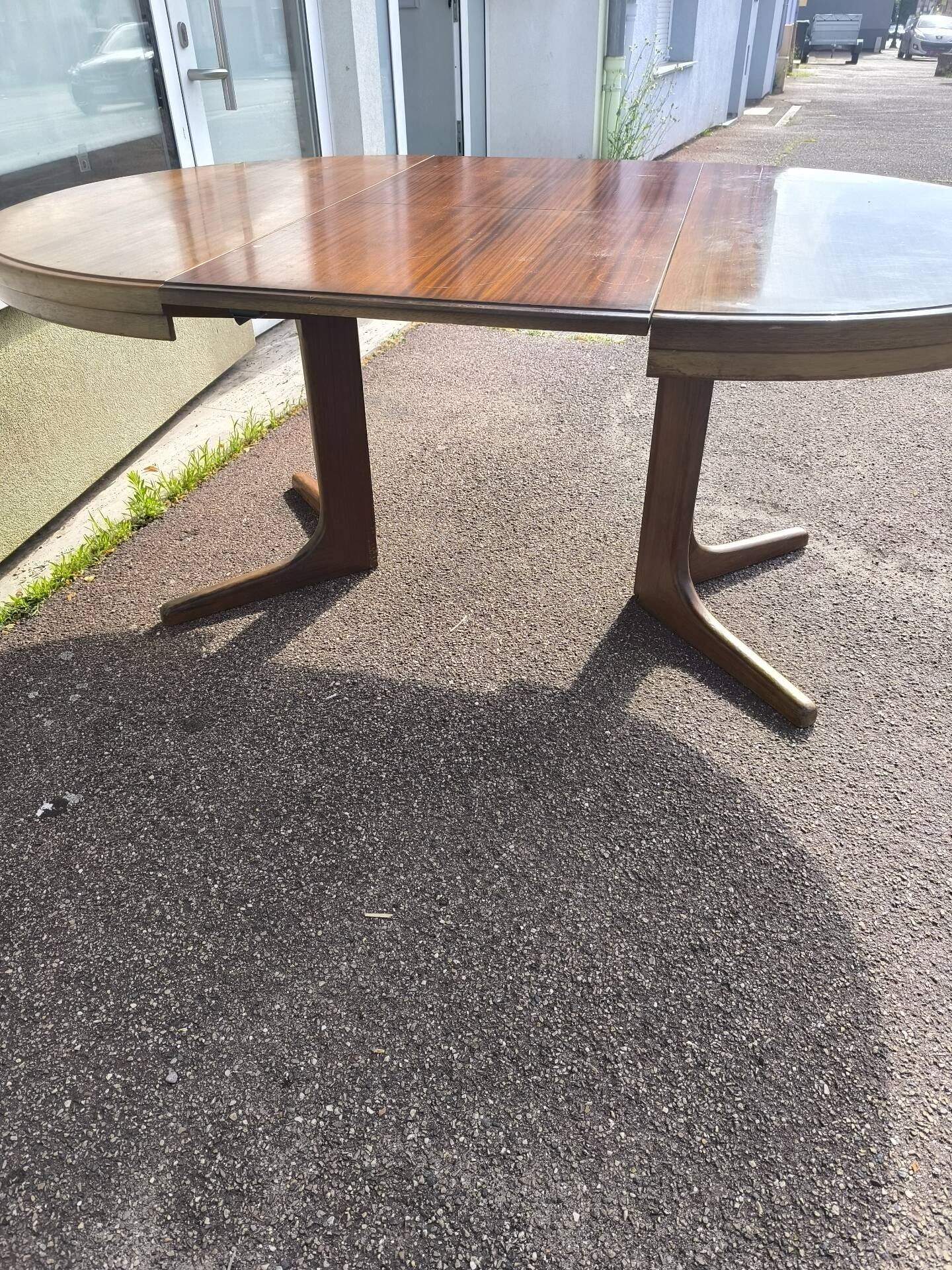 Extendable round table for 4 to 6 people, wood.
