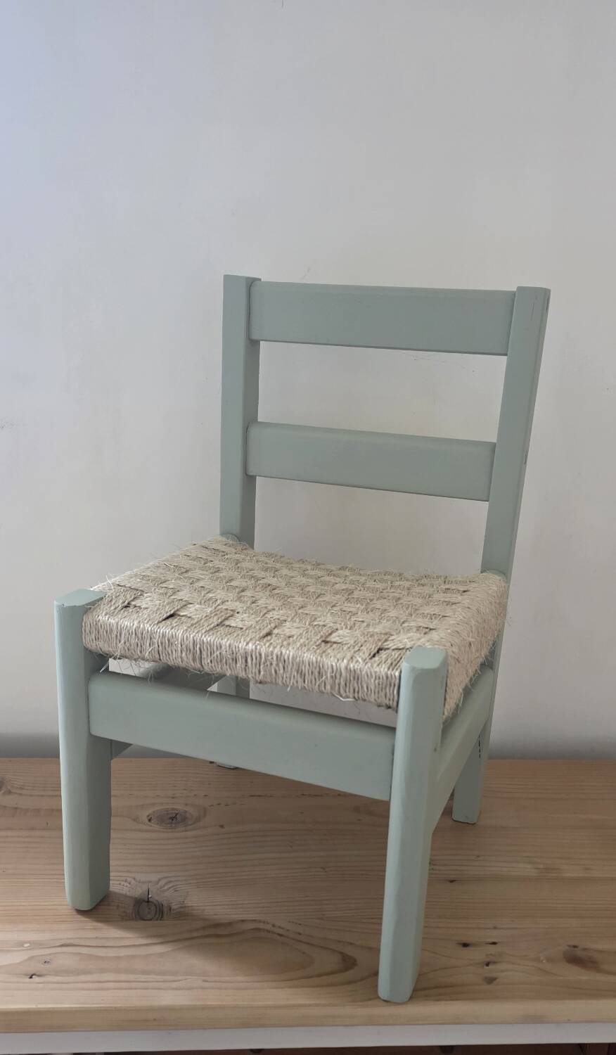 Set of two children's chairs in wood, jute and sisal