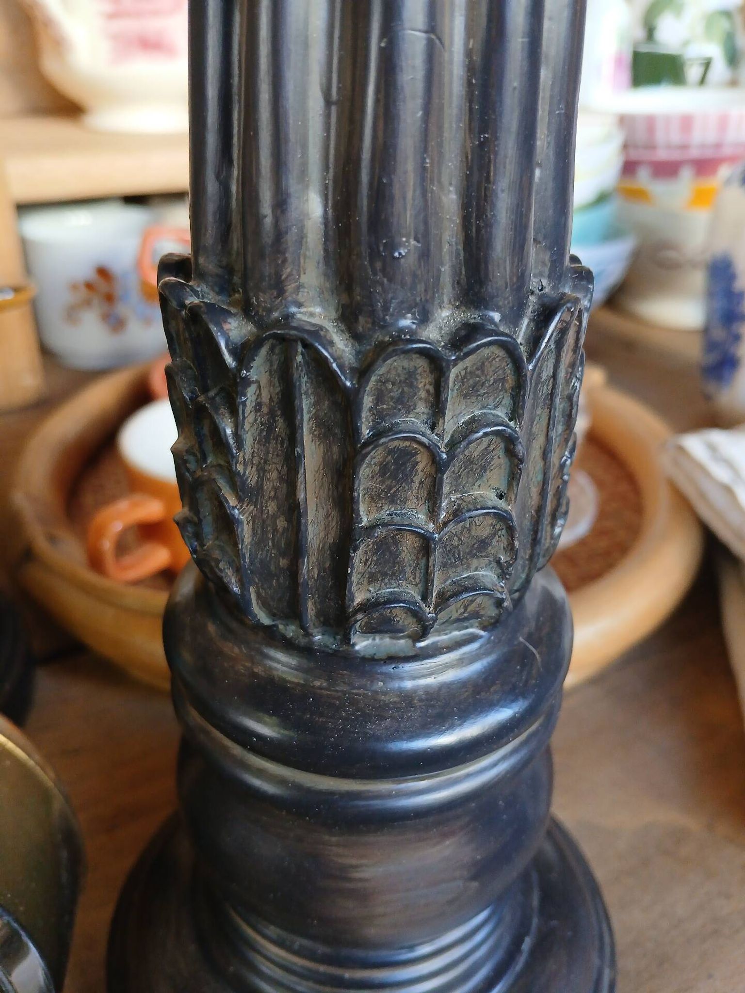 2 bougeoirs en bois sculpté 