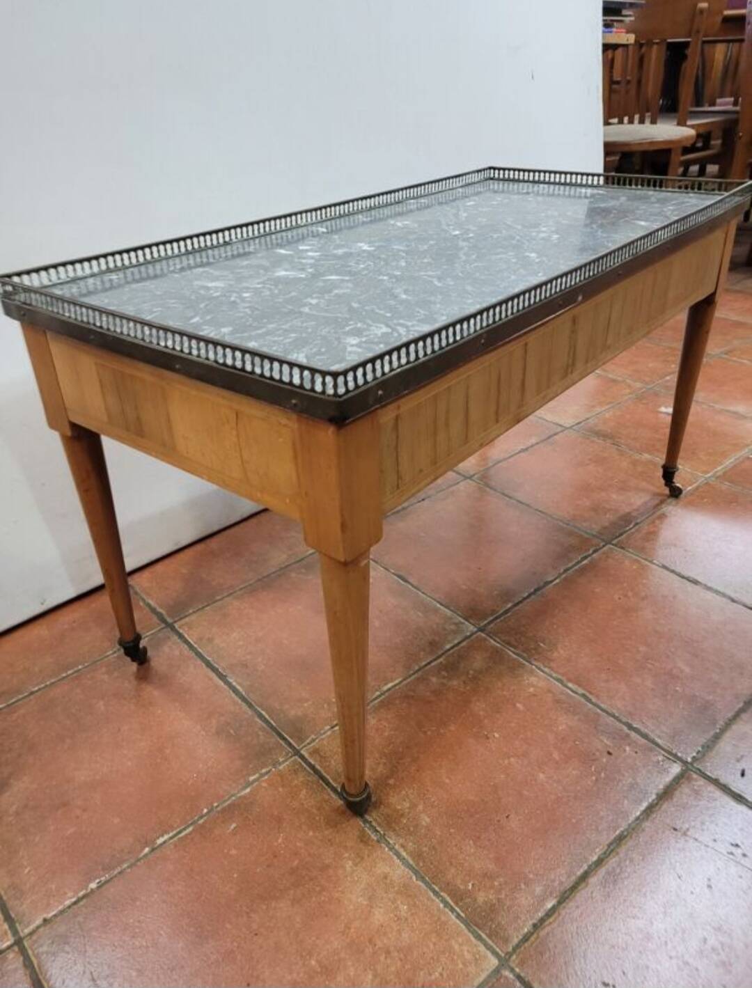 Table basse en merisier style Louis XVI dessus marbre
