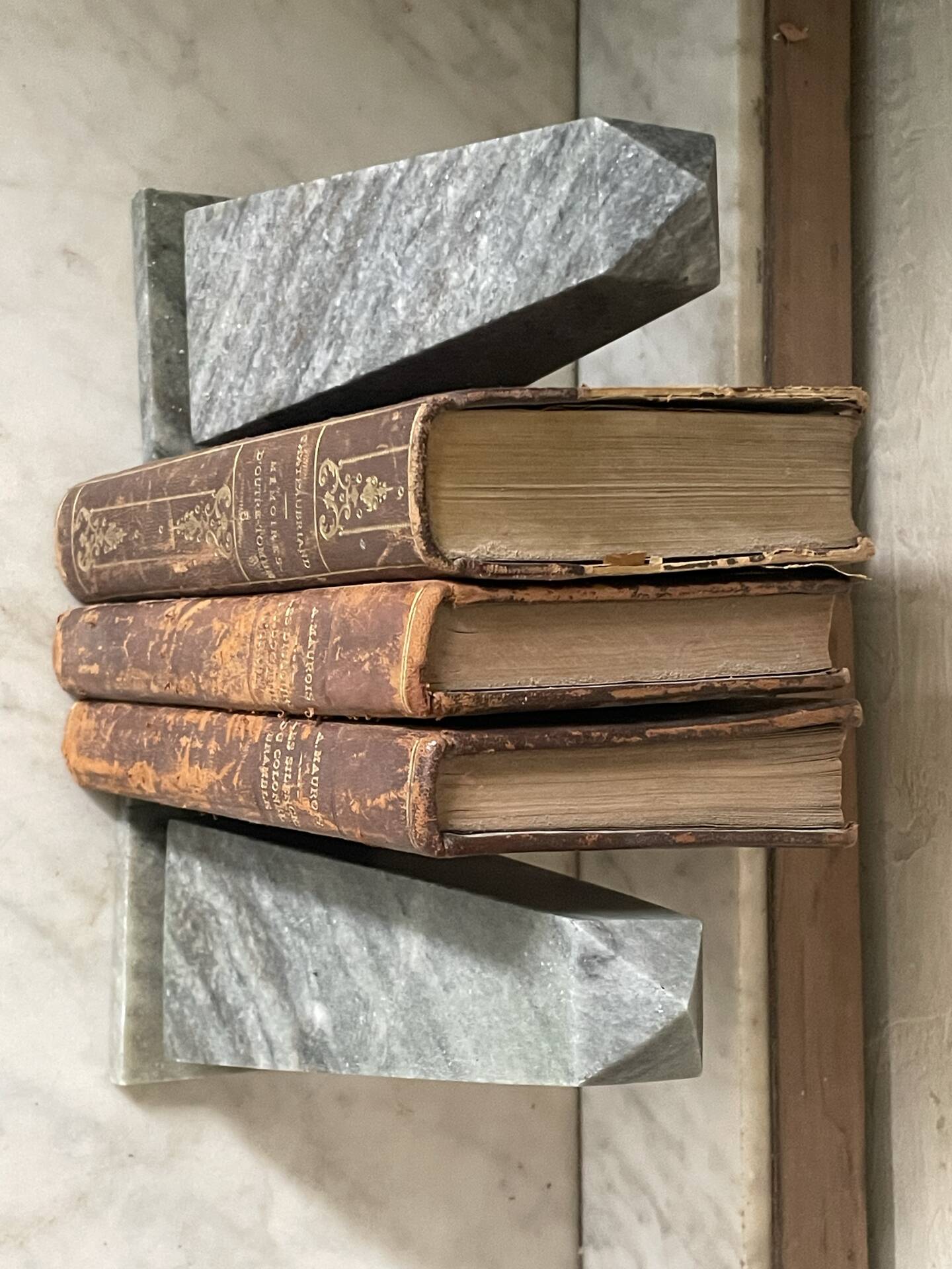 Paire de serre-livres obélisques en marbre