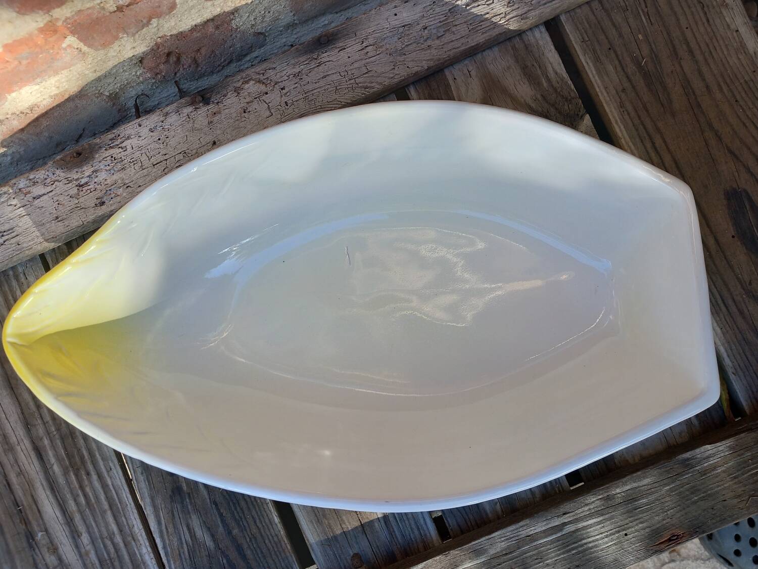 Earthenware dish with endive patterns