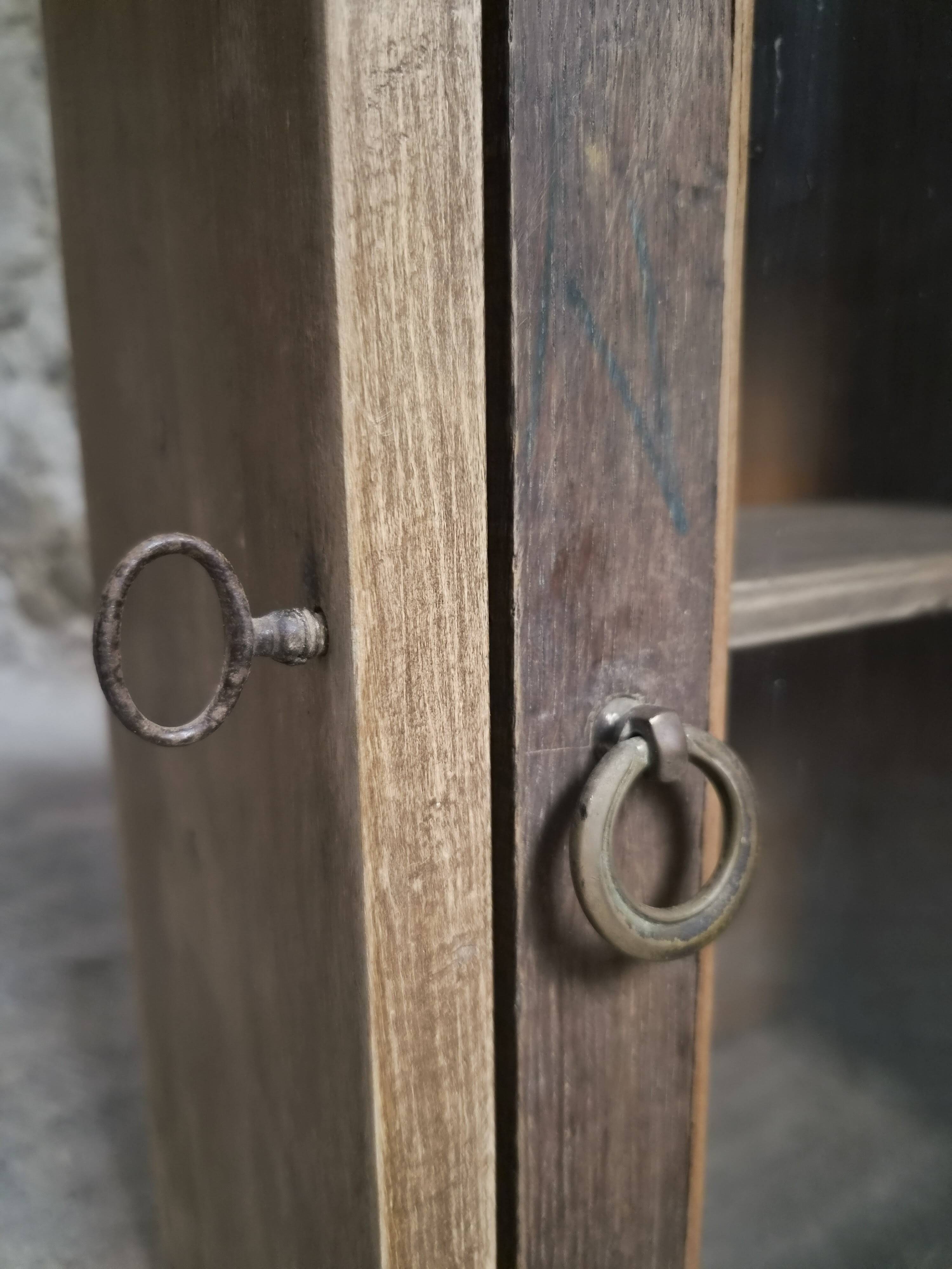 Armoire murale française ancienne, placard suspendu en pin et chêne, porte vitrée, vers 1850–1900