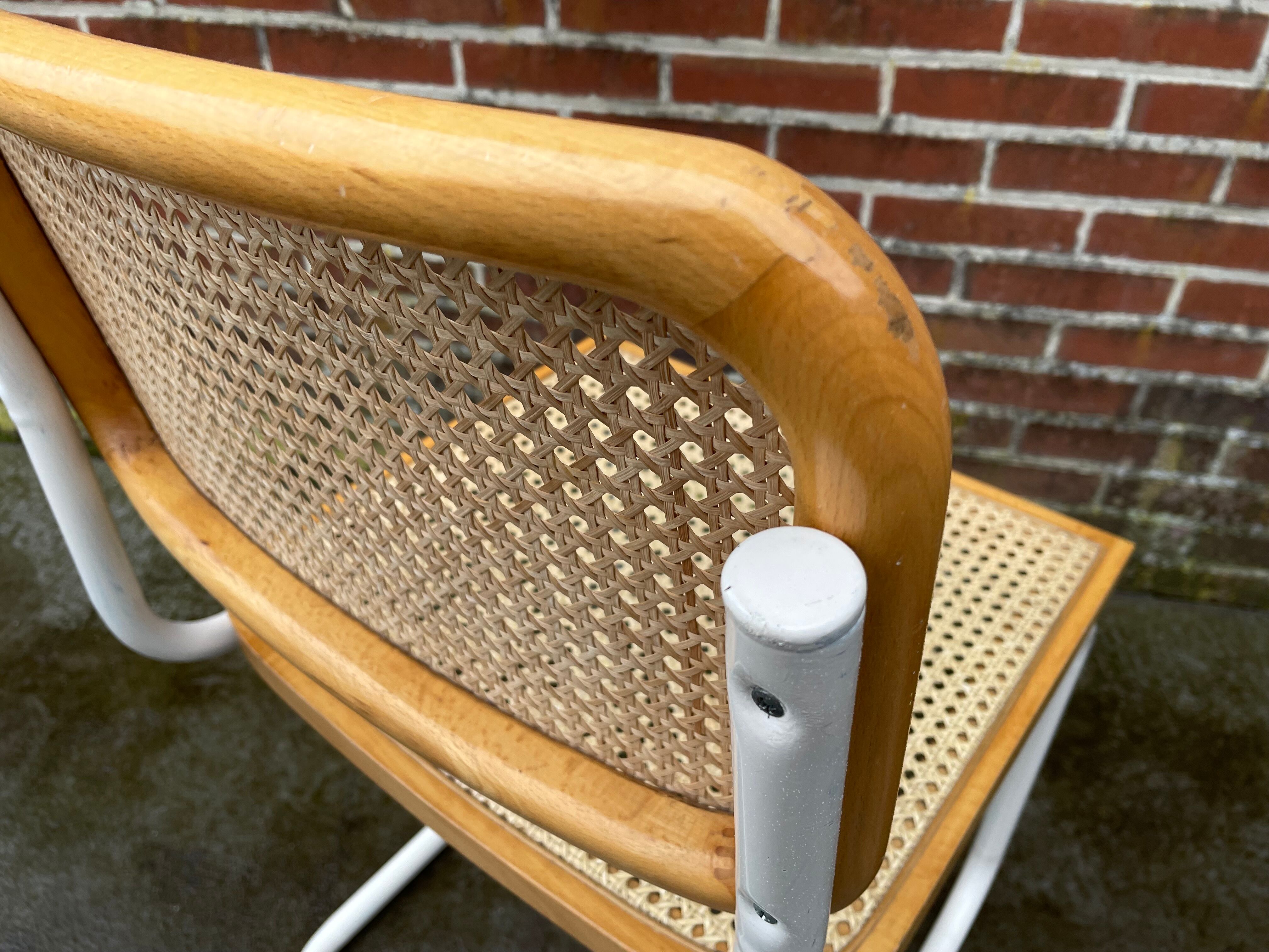 Chaise Cesca modèle b32 en blanc et bois par Marcel Breuer