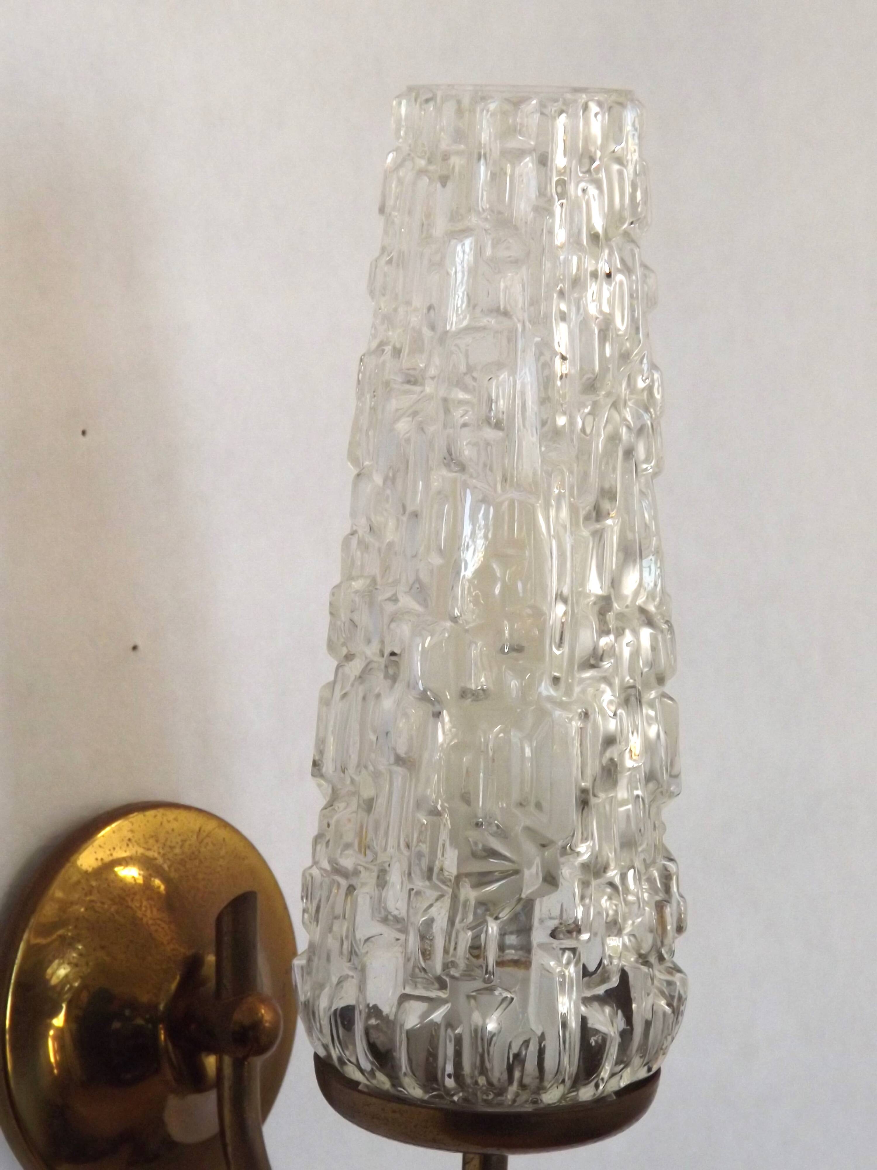 Paire d'appliques en métal doré et verre moulé, France vers 1960