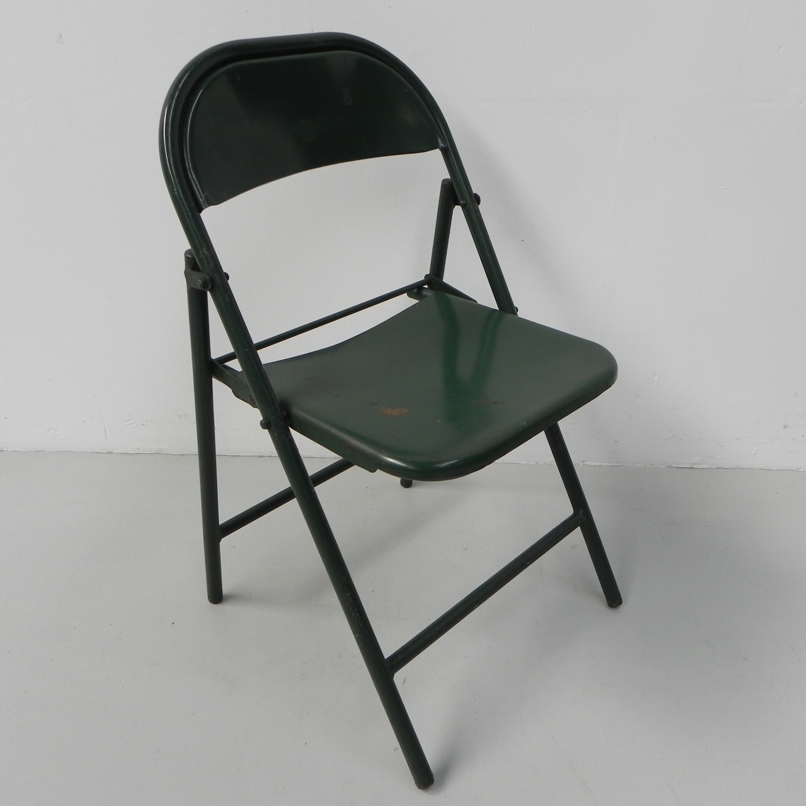 https://tiltvintagedesign.com/gb/furniture/3926-set-of-4-industrial-steel-folding-chairs-du-al-dare-