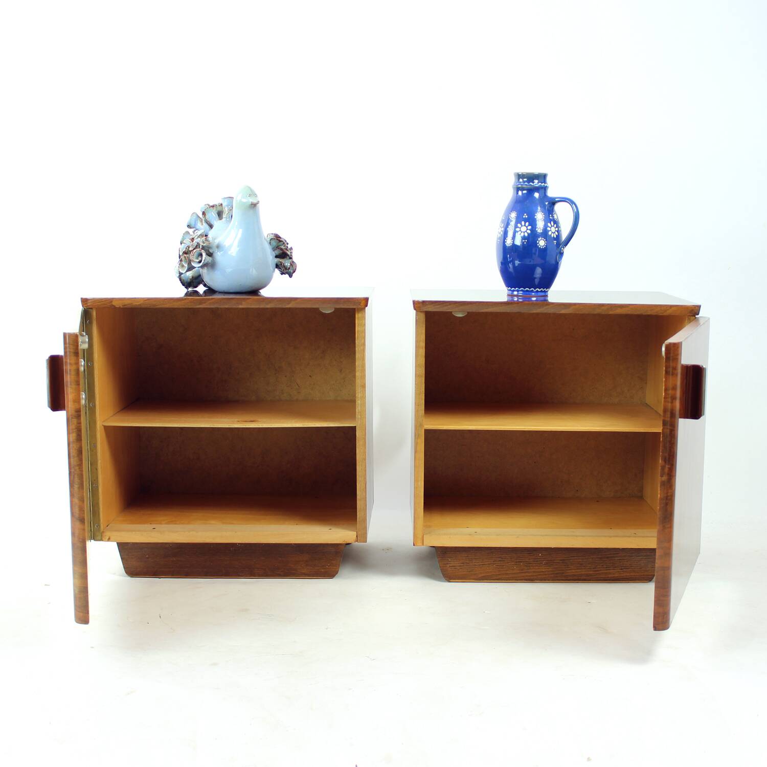 Tables de chevet cubiques du milieu du siècle en noyer, Tchécoslovaquie, années 1960, lot de 2