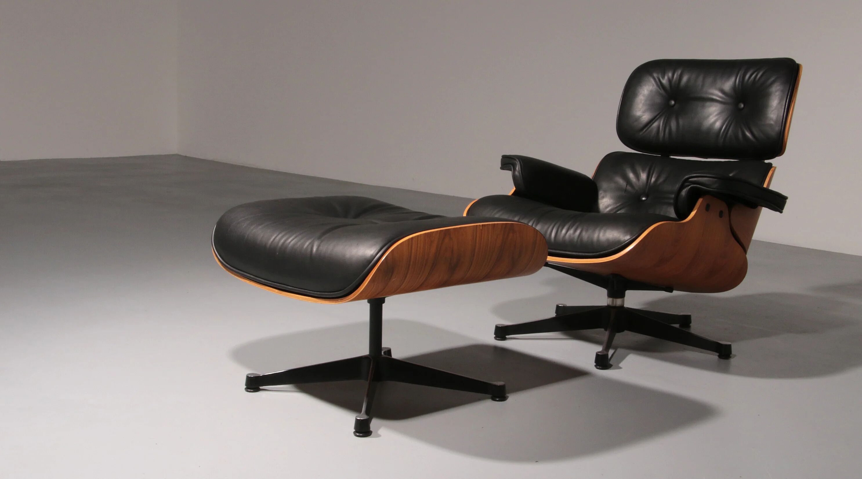 Ensemble de fauteuil et repose-pieds par Charles Eames, années 1960.
