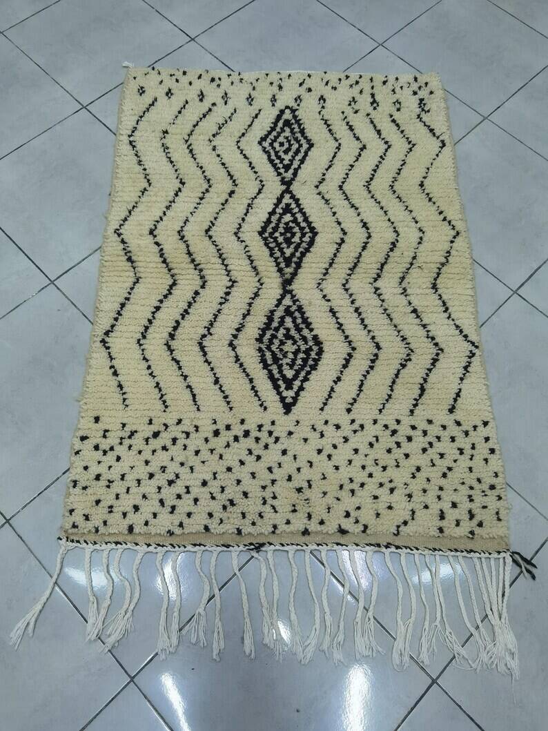 Handcrafted Moroccan rug decorated 250cm x 150cm