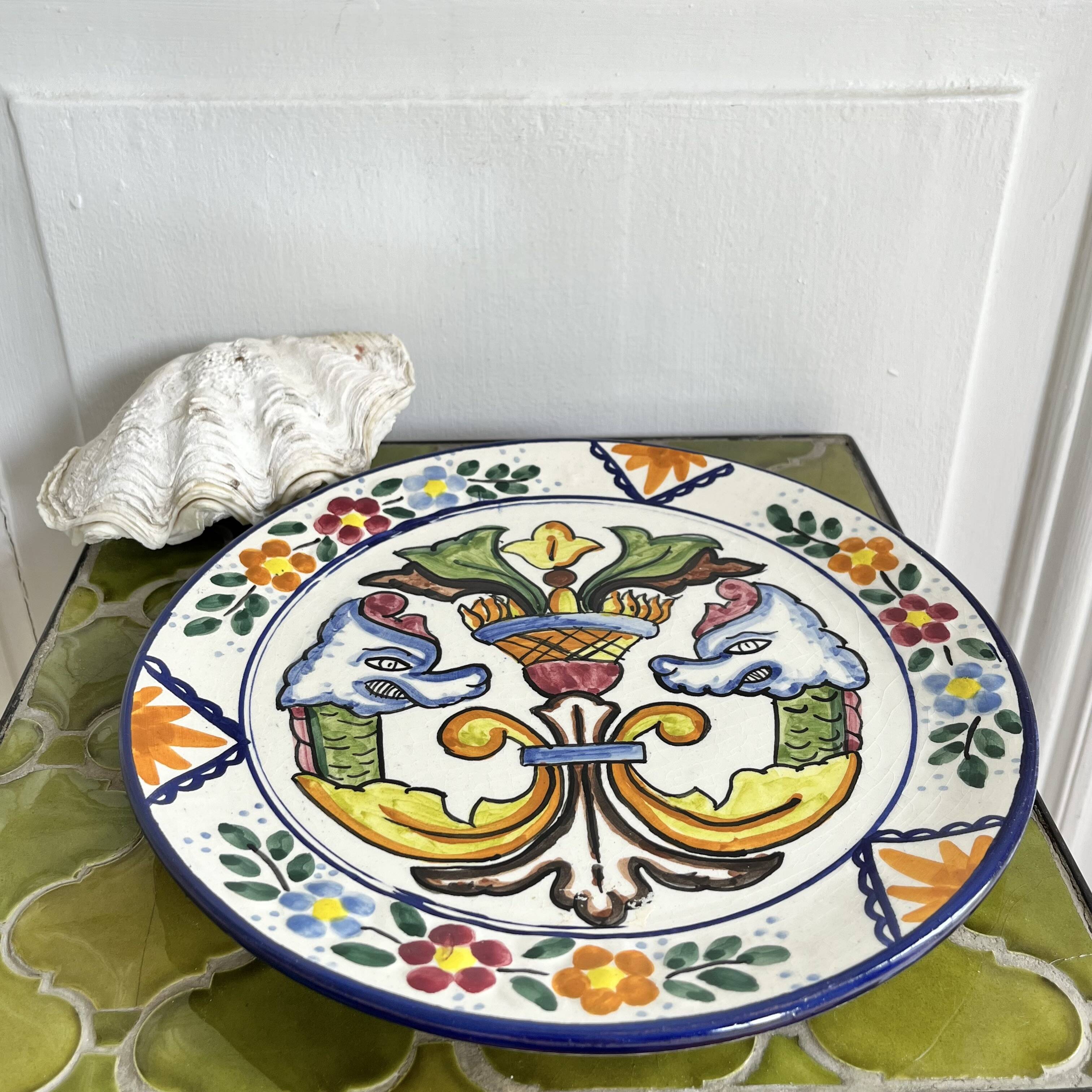 Assiette céramique décorative aux griffons