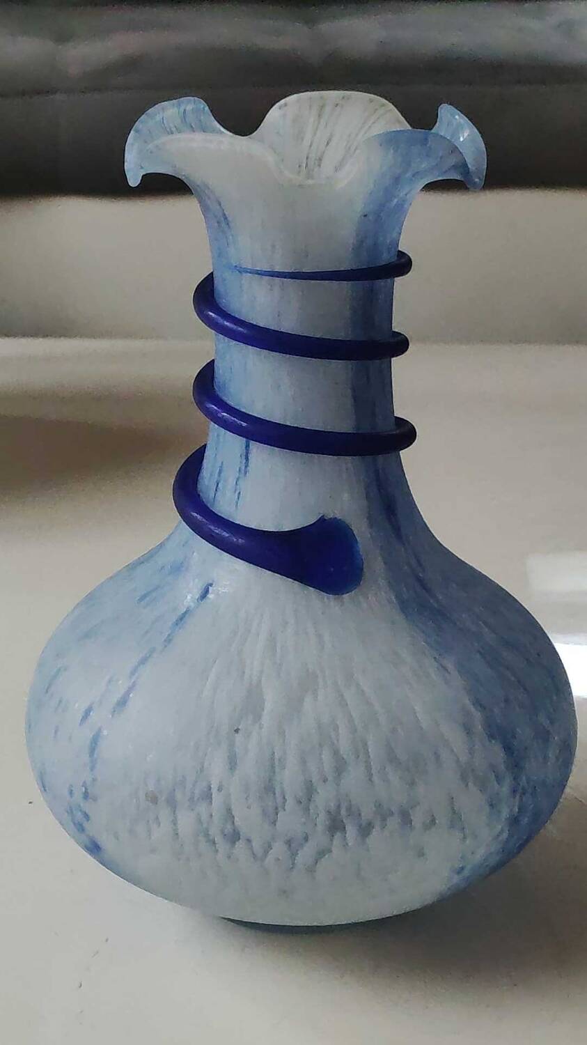Ball-shaped floral vase, Corolle neck. Arte Murano/Kristall Mery. Blue/white speckled. Dim 23 x 15 cm