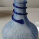 Vase floral forme boule, col Corolle. Arte Murano/Kristall Mery. Moucheté bleu/blanc. Dim 23 x 15 cm
