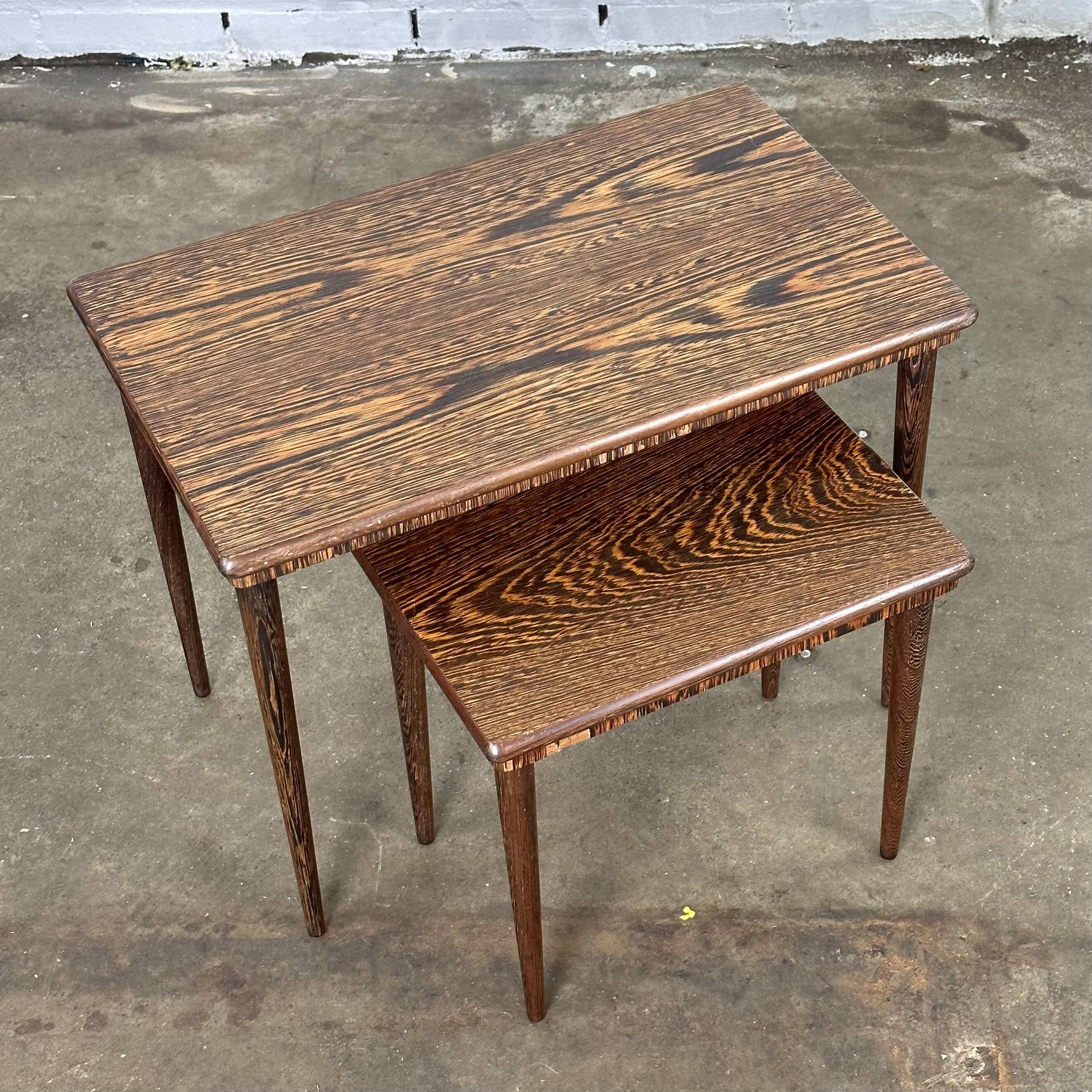 Suite de deux tables d'appoint en palissandre