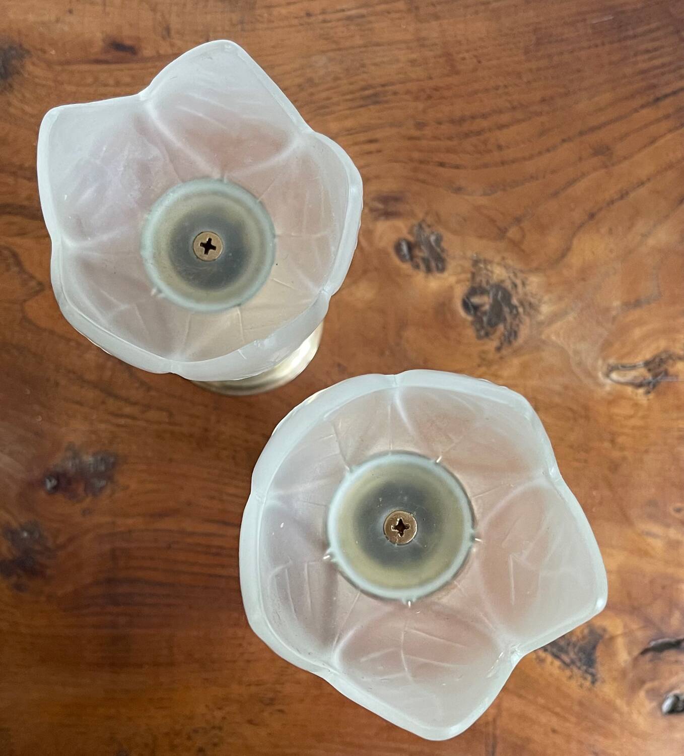 Pair of tulip-shaped candle holders in frosted glass and brass.