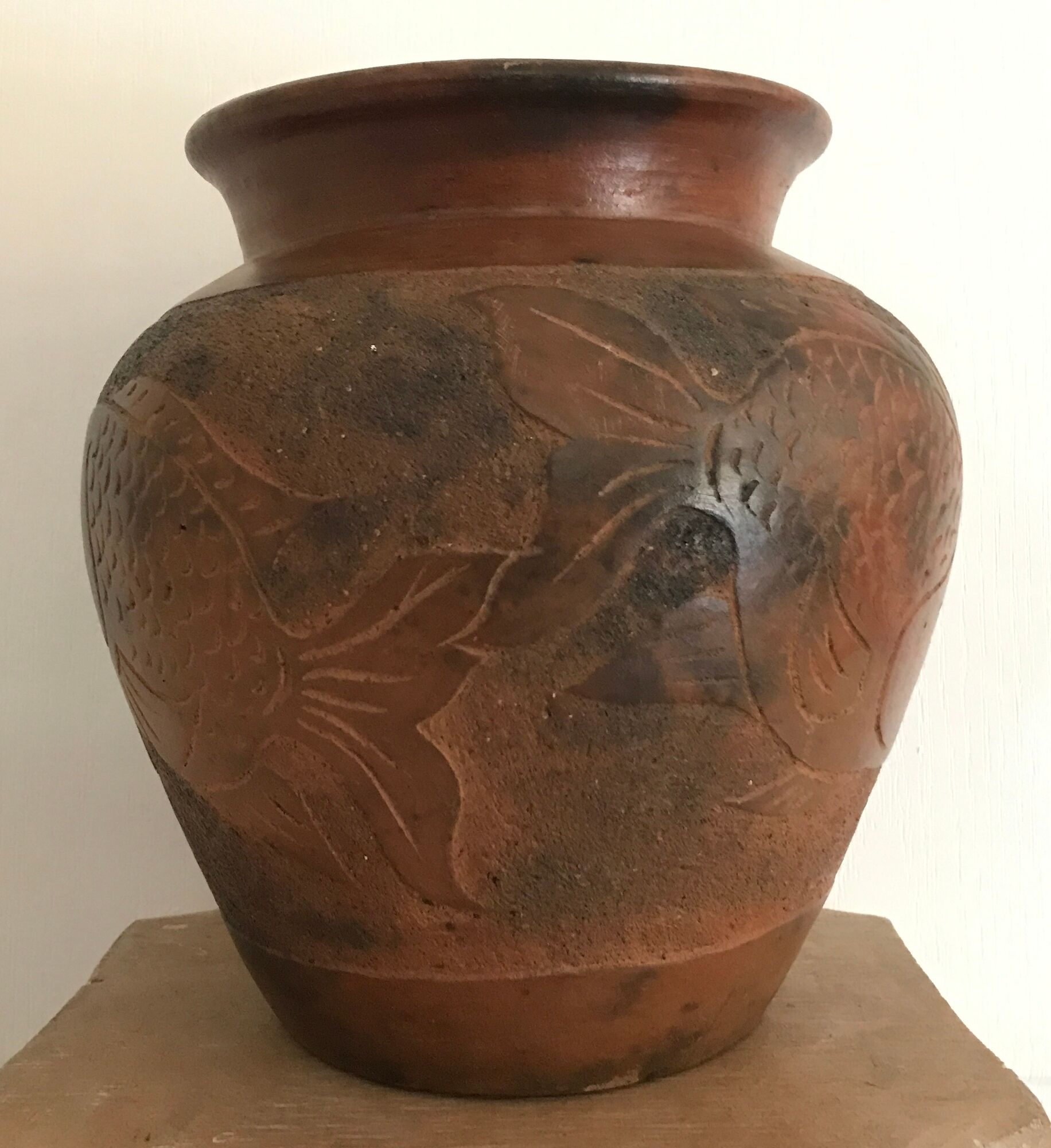 Vase or pot in brown terracotta with artistic decoration of fish.