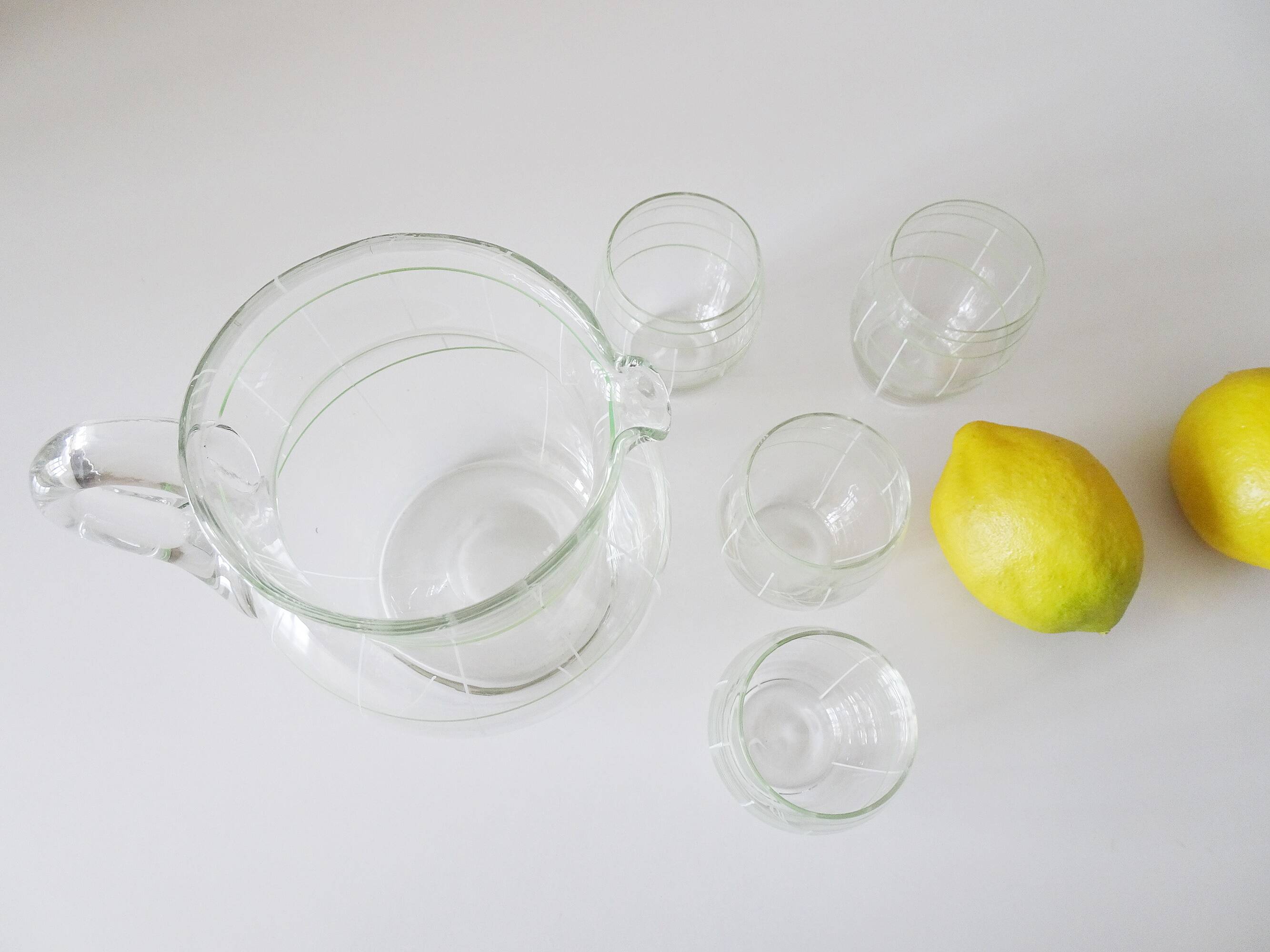 Pichet, carafe à eau avec verres