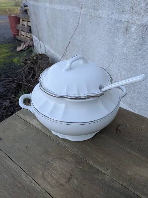 Soup tureen