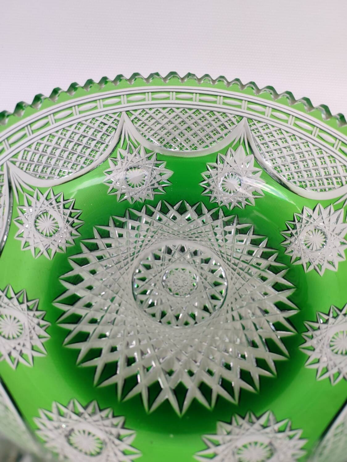 Saladier en cristal vert, première partie du XX ème siècle