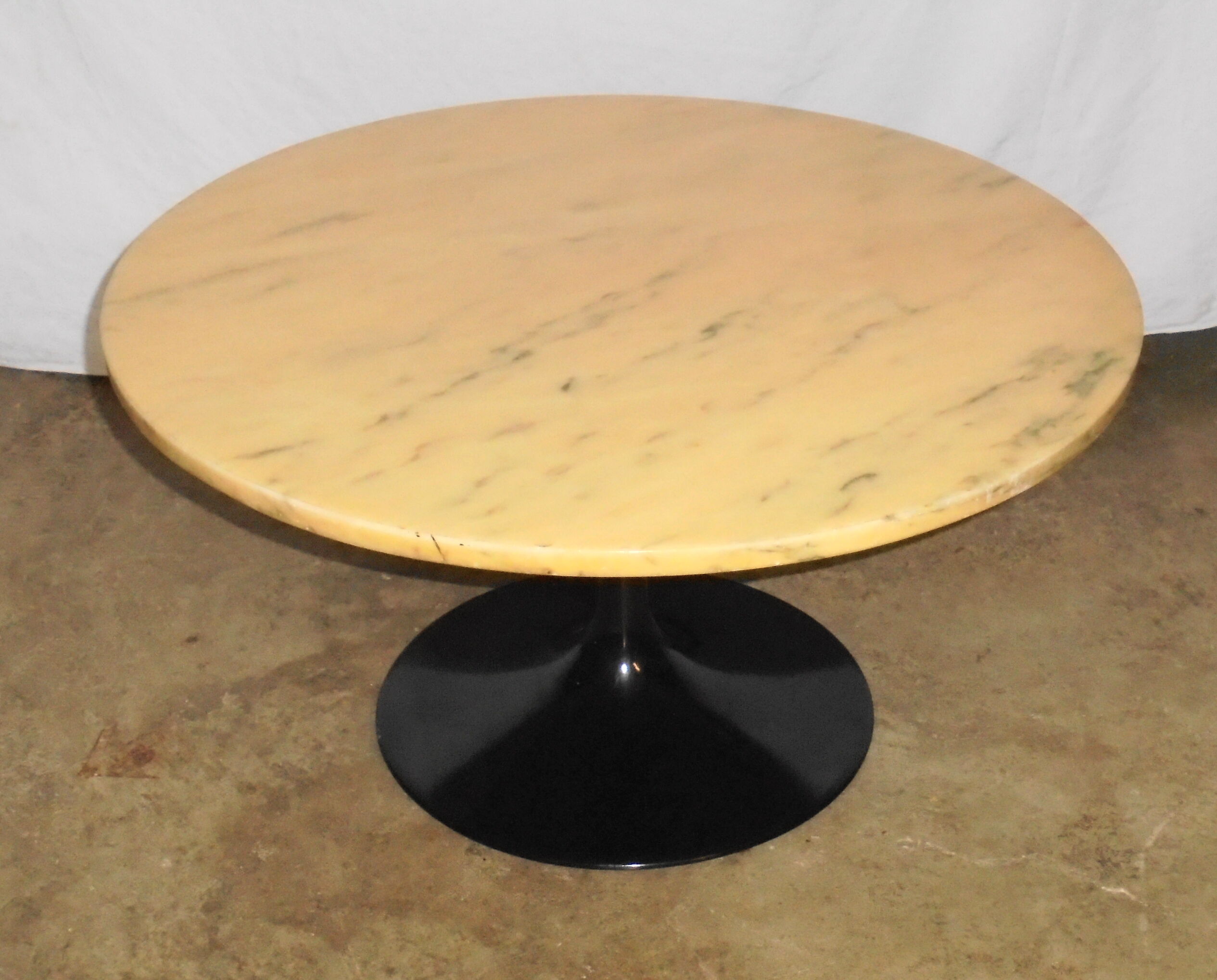 Round coffee table on tulip foot from the 70s