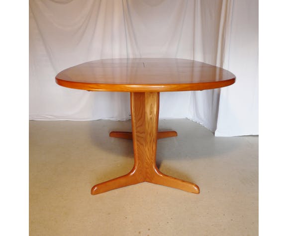Scandinavian extendable oval table in G Plan teak