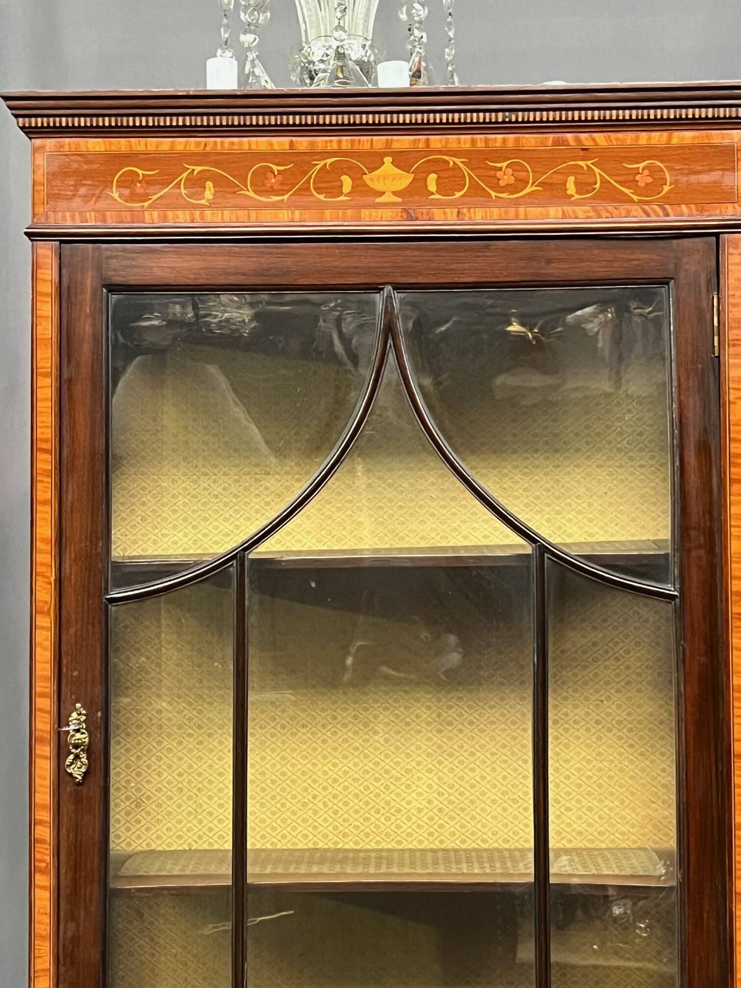 Vitrine édouardienne en acajou avec incrustation et marque "Bon Marche"