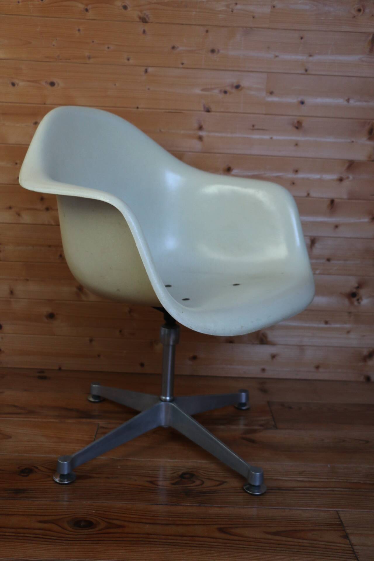 EAMES shell armchair white Herman Miller