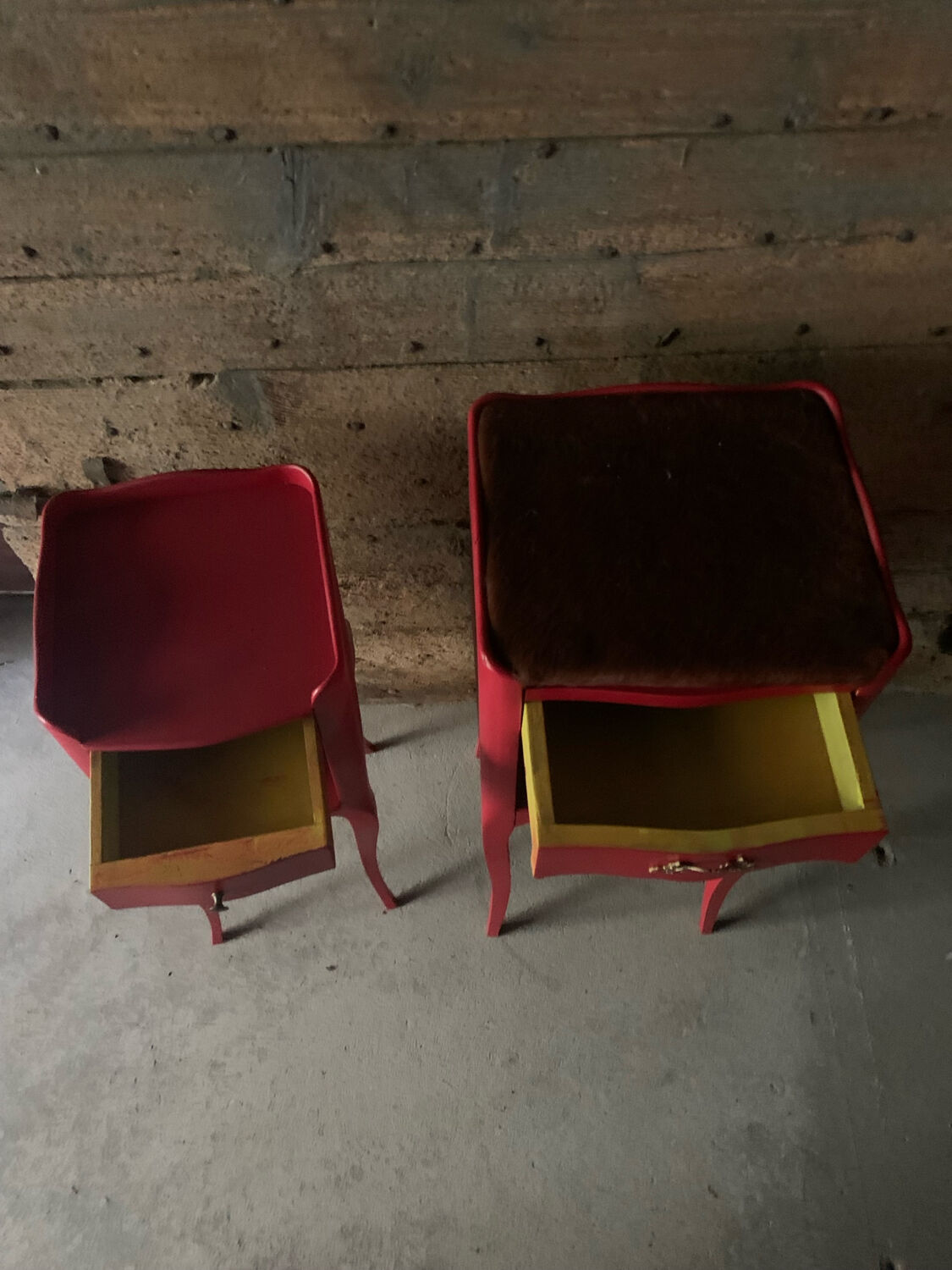 Table de chevet rouge à tiroir