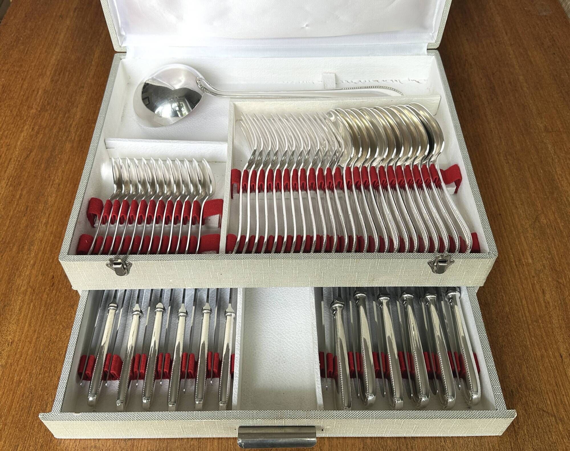 Complete silver-plated cutlery set of 61 pieces, Pearls model - in good condition.