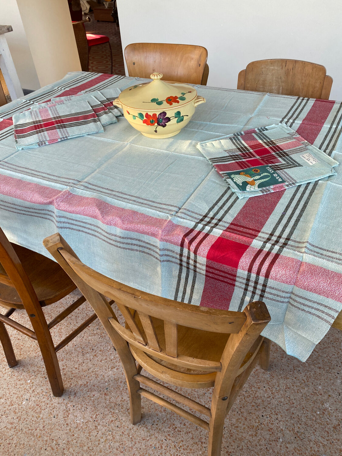 Nappe 140x140 et 6 serviettes à carreaux