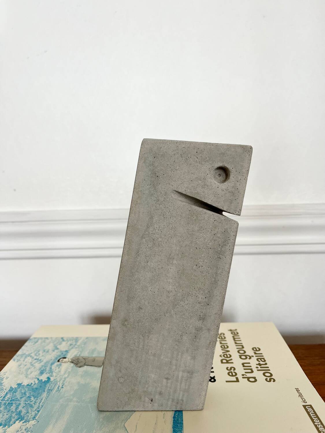 Sculpture en béton moderniste