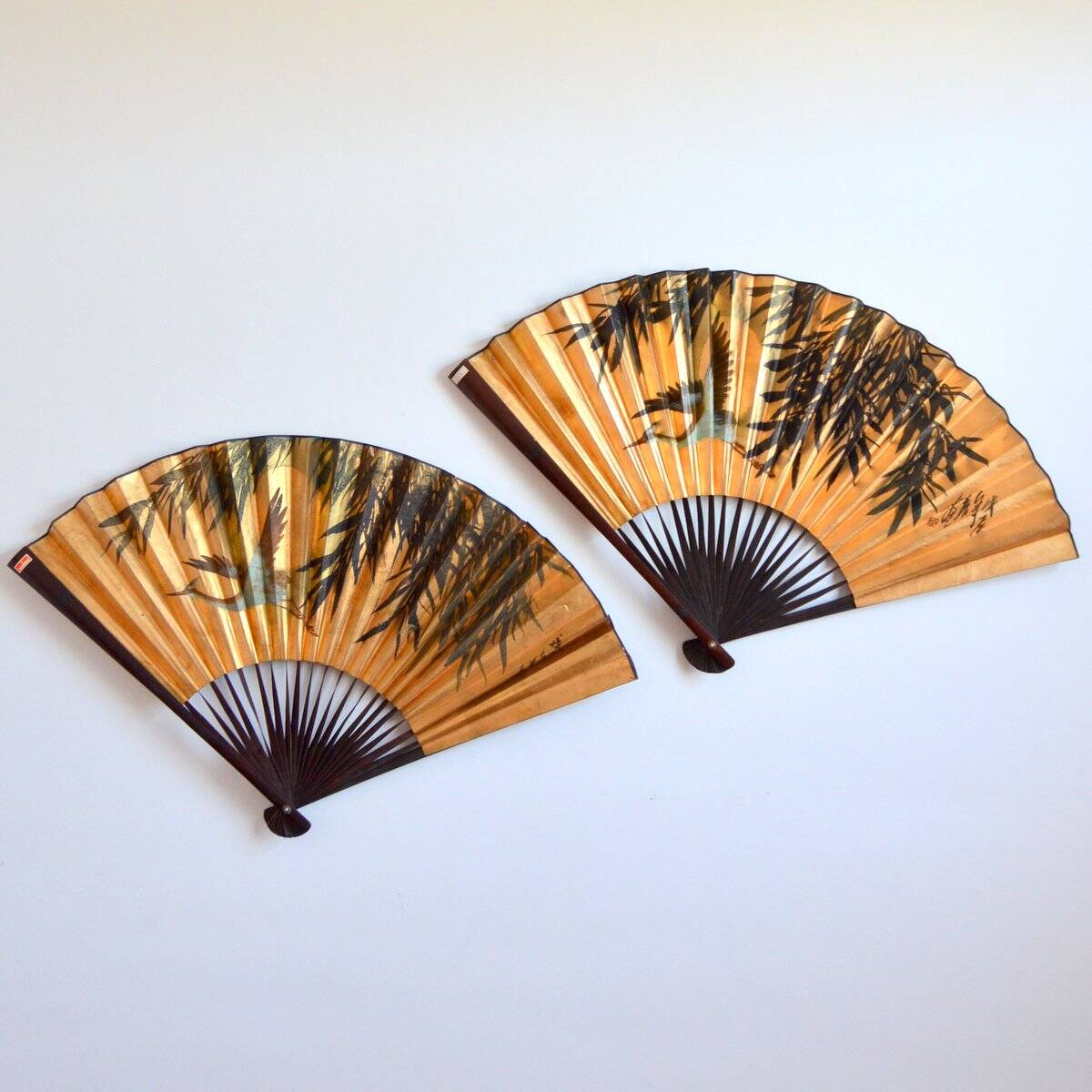 Paire d’éventails chinois dorés, 1960